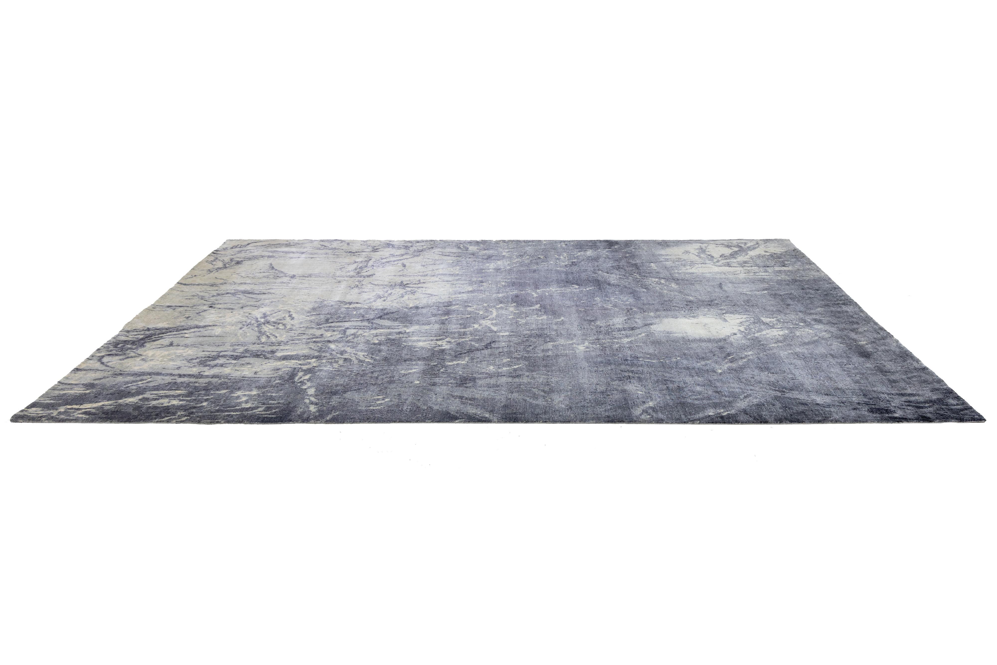Tappeto grigio contemporaneo in seta fatto a mano con design astratto in vendita 2