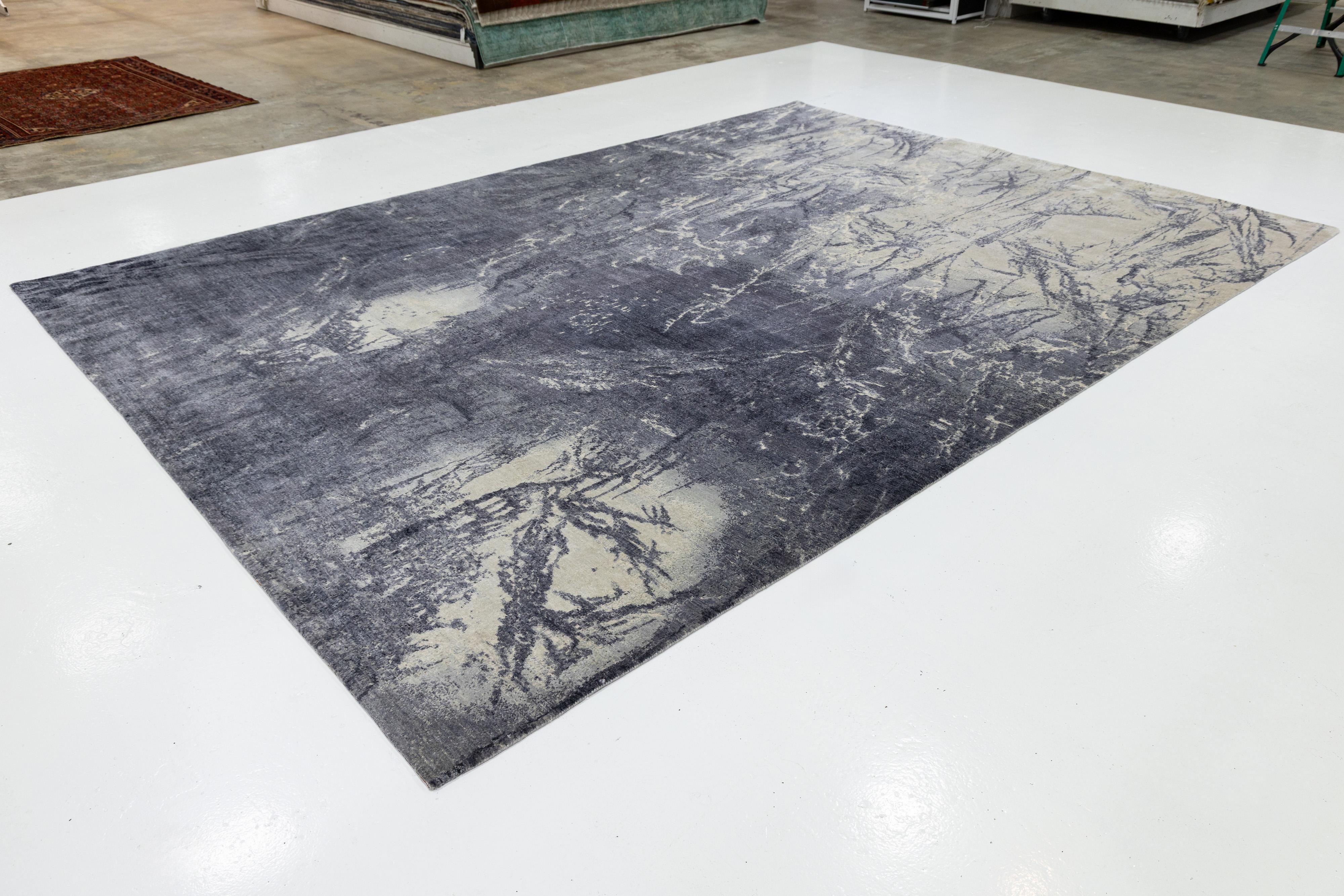 Indiano Tappeto grigio contemporaneo in seta fatto a mano con design astratto in vendita