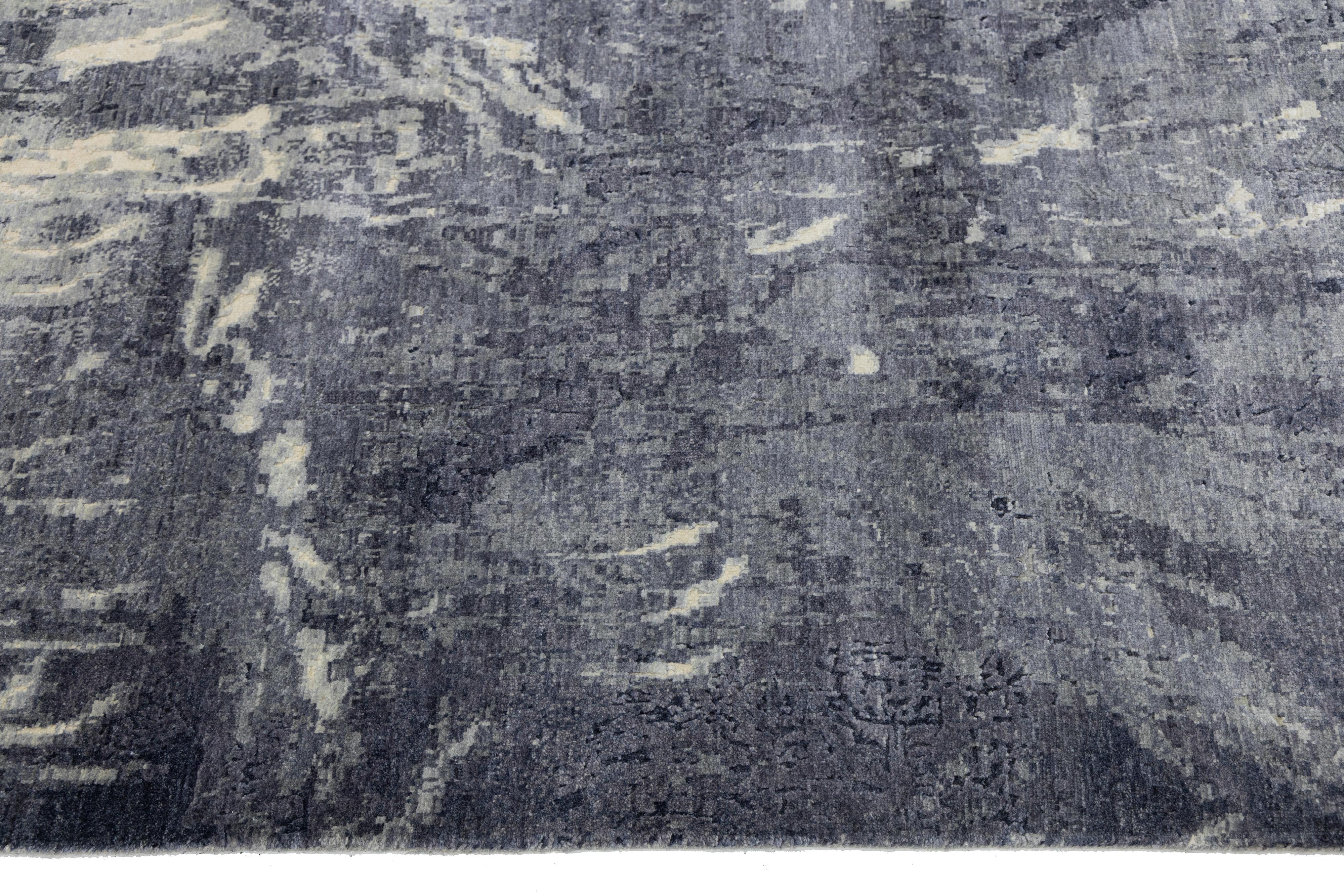 Tappeto grigio contemporaneo in seta fatto a mano con design astratto in vendita 1