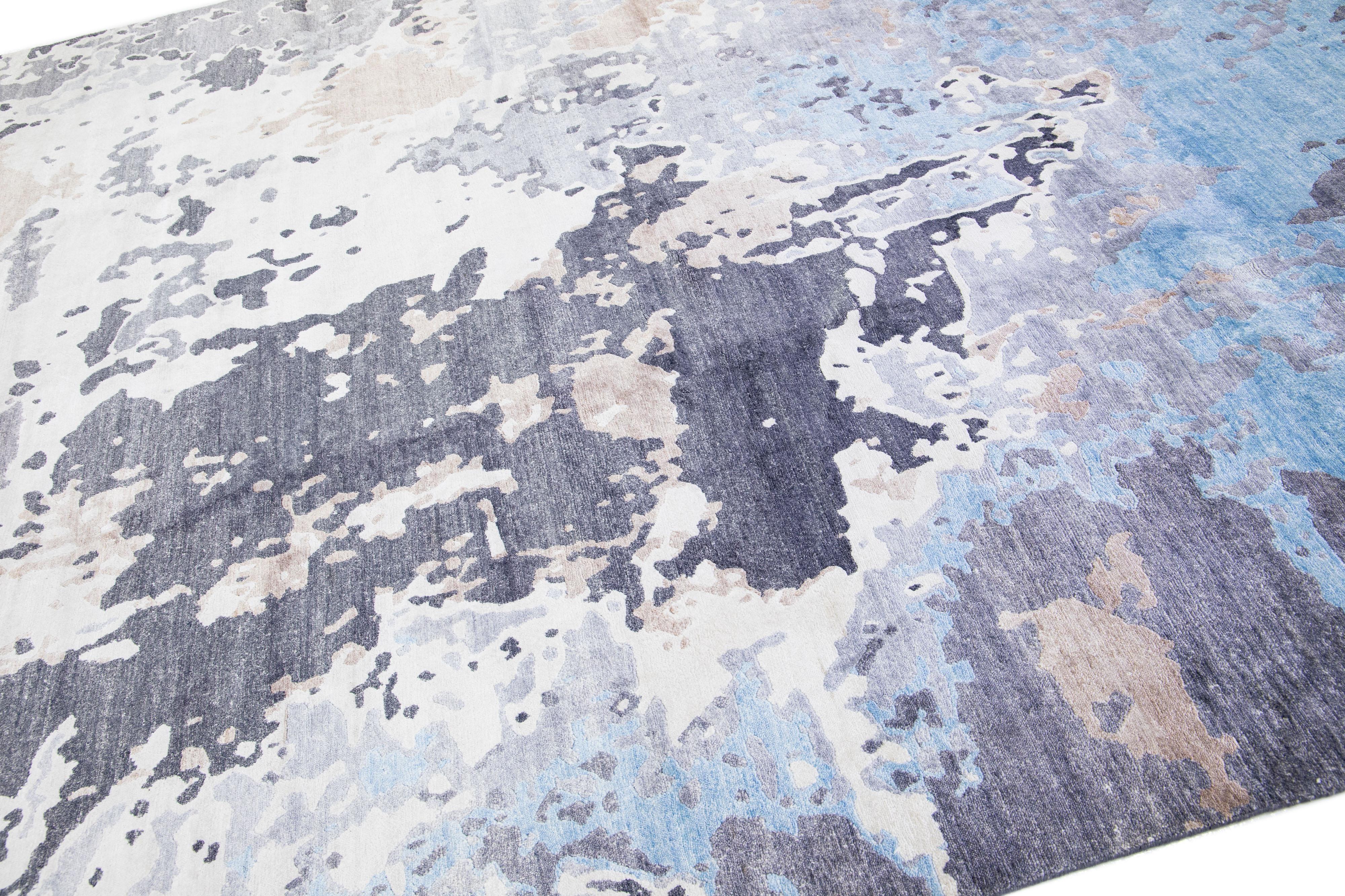 Zeitgenössischer grauer Teppich aus Wolle und Seide, handgefertigt mit abstraktem Motiv (Moderne) im Angebot