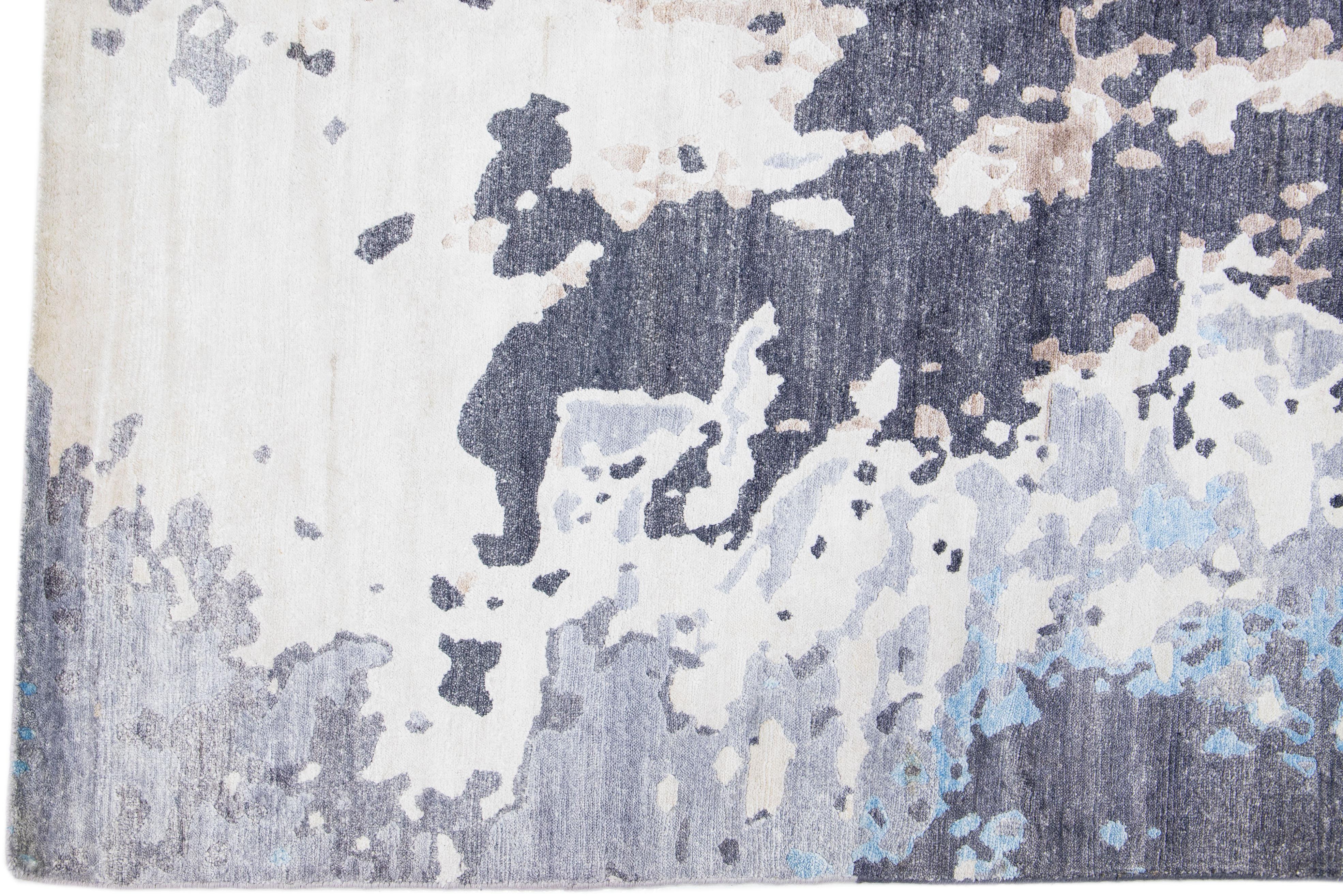 Zeitgenössischer grauer Teppich aus Wolle und Seide, handgefertigt mit abstraktem Motiv (Handgeknüpft) im Angebot