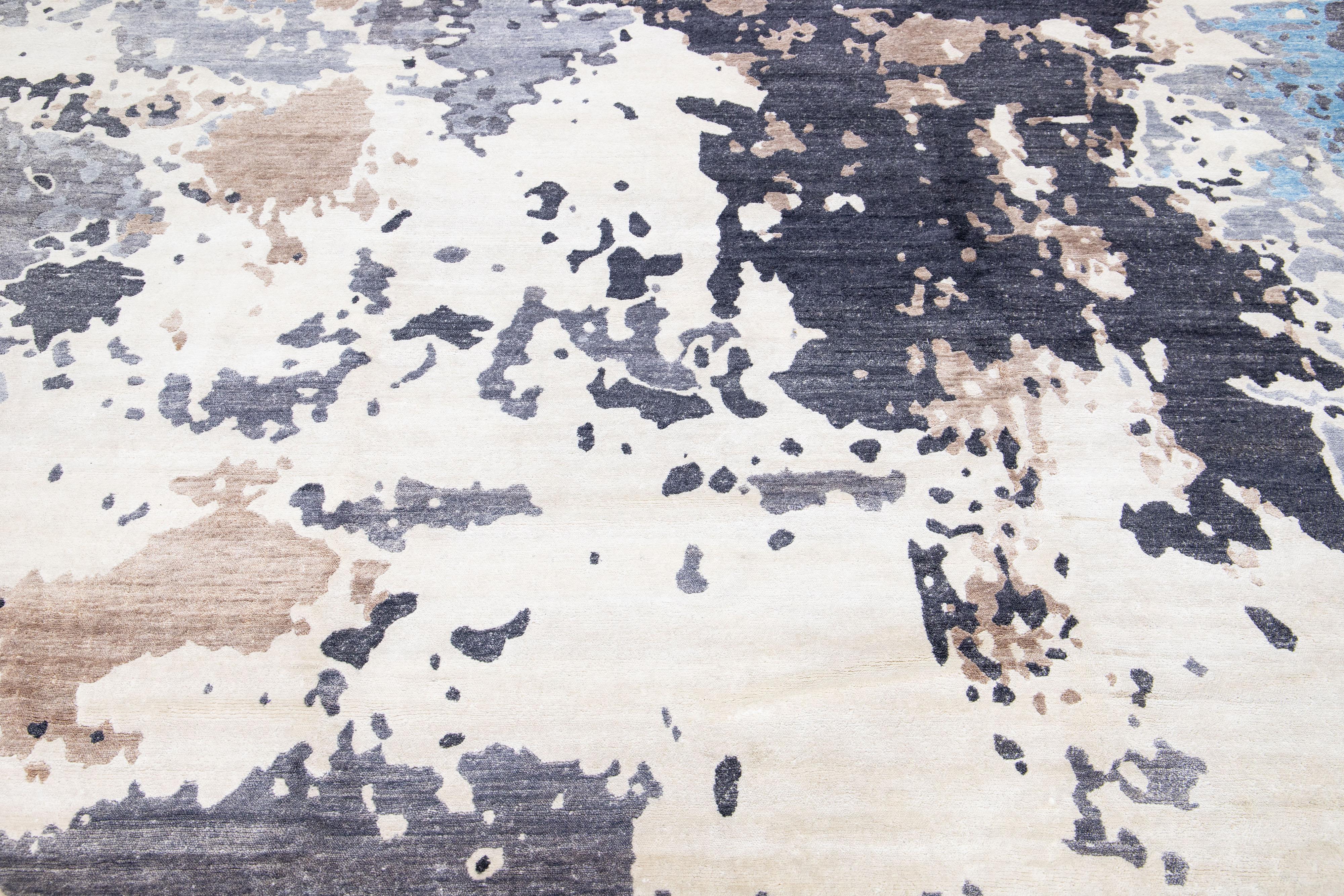 Zeitgenössischer grauer Teppich aus Wolle und Seide, handgefertigt mit abstraktem Motiv im Zustand „Neu“ im Angebot in Norwalk, CT