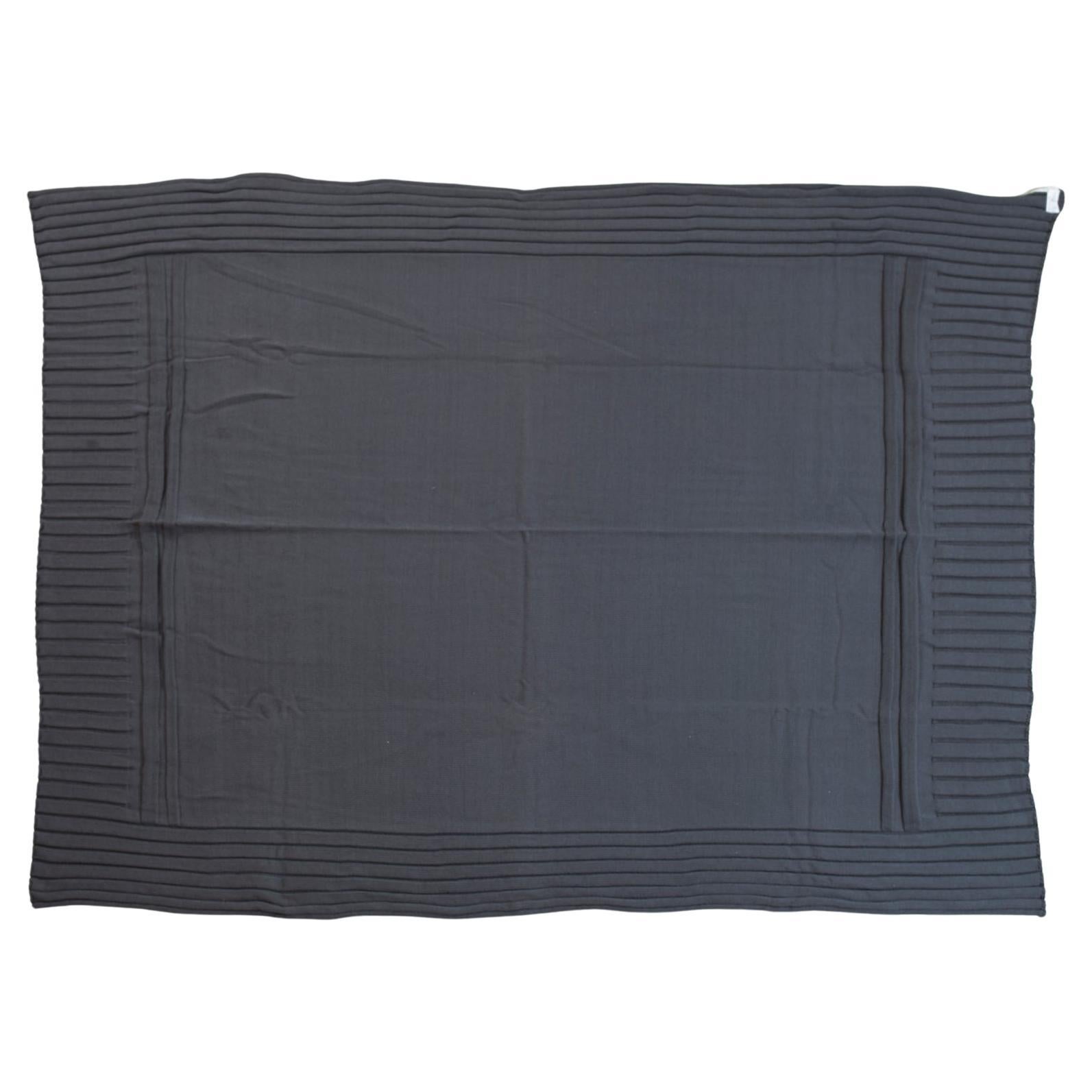 Suave manta de algodón en un precioso tono gris: un sencillo y bonito plaid de Donnasienne.
Adecuado para colocarlo en un sillón o para otros usos. 
NUNCA USADO.

ref. B/1360.