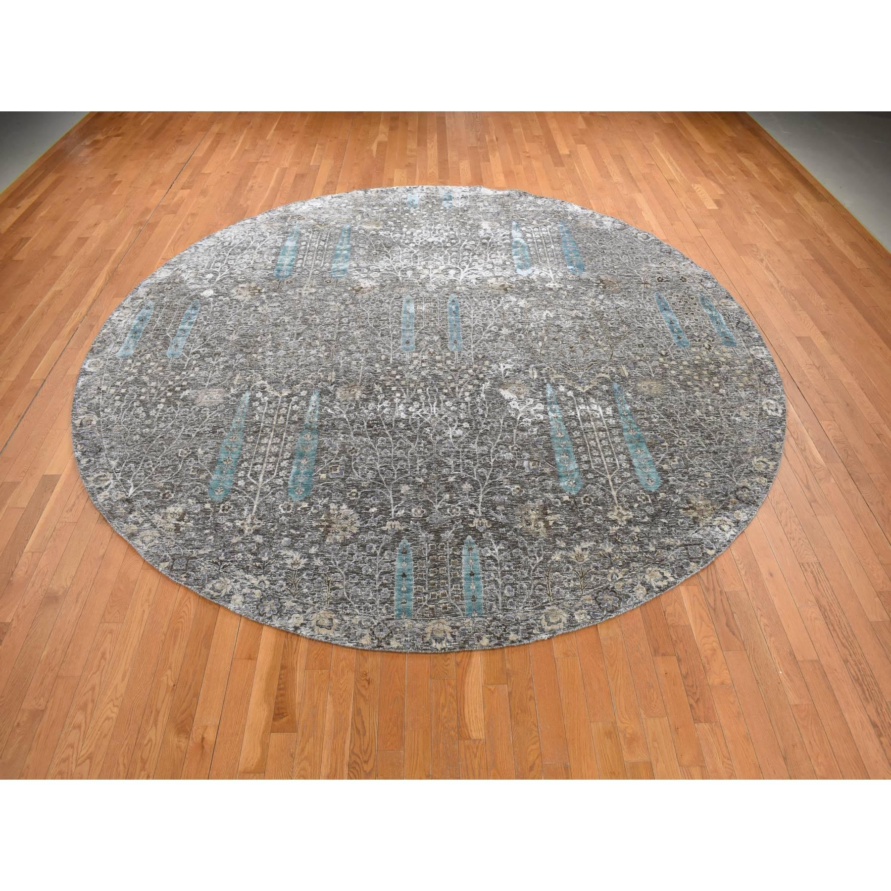 Ce fabuleux tapis noué à la main a été créé et conçu pour une résistance et une durabilité accrues. Ce tapis a été fabriqué à la main pendant des semaines selon la méthode traditionnelle qui est utilisée pour faire des
Taille exacte du tapis en