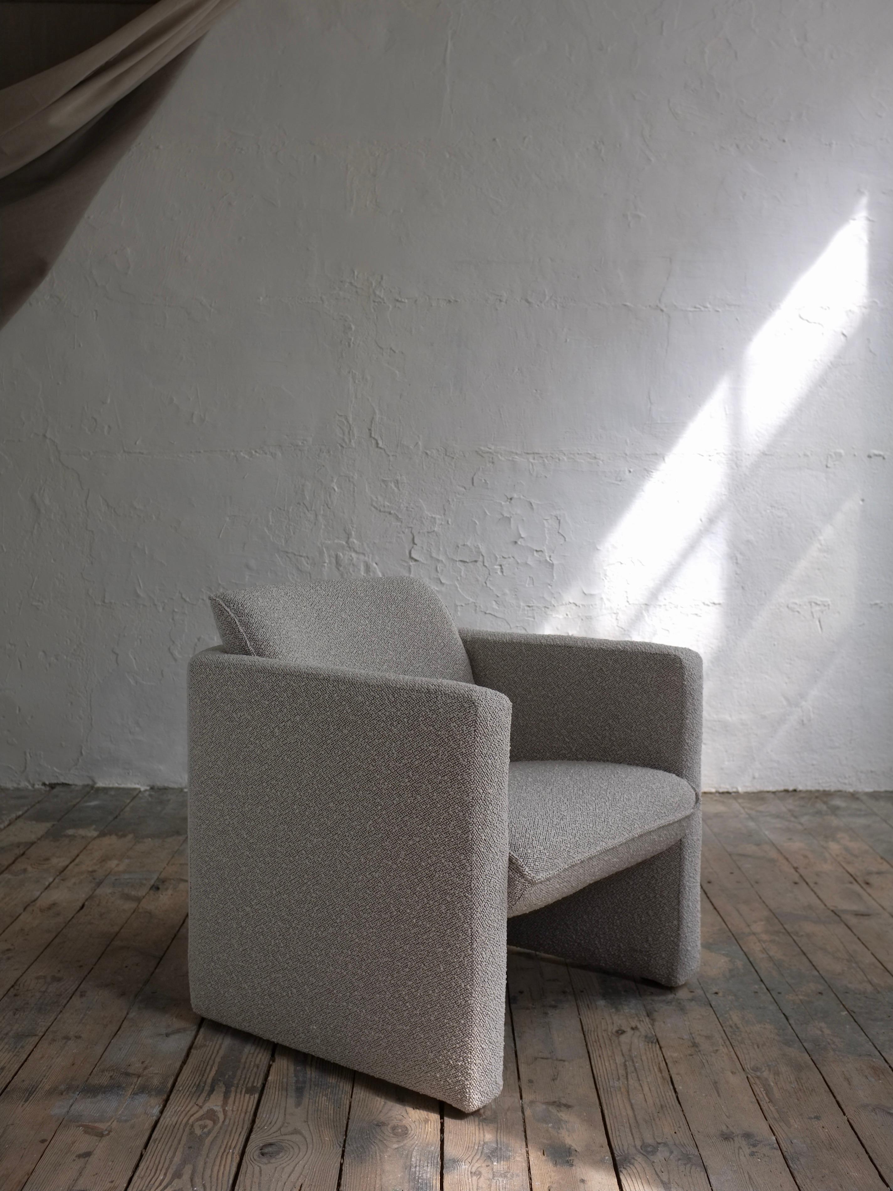 Mit Dedar-Boucle-Stoff neu gepolsterter Vintage-Sessel. Der Stuhl ist sehr bequem und bietet eine gute Rückenstütze. Schwerer Gegenstand.