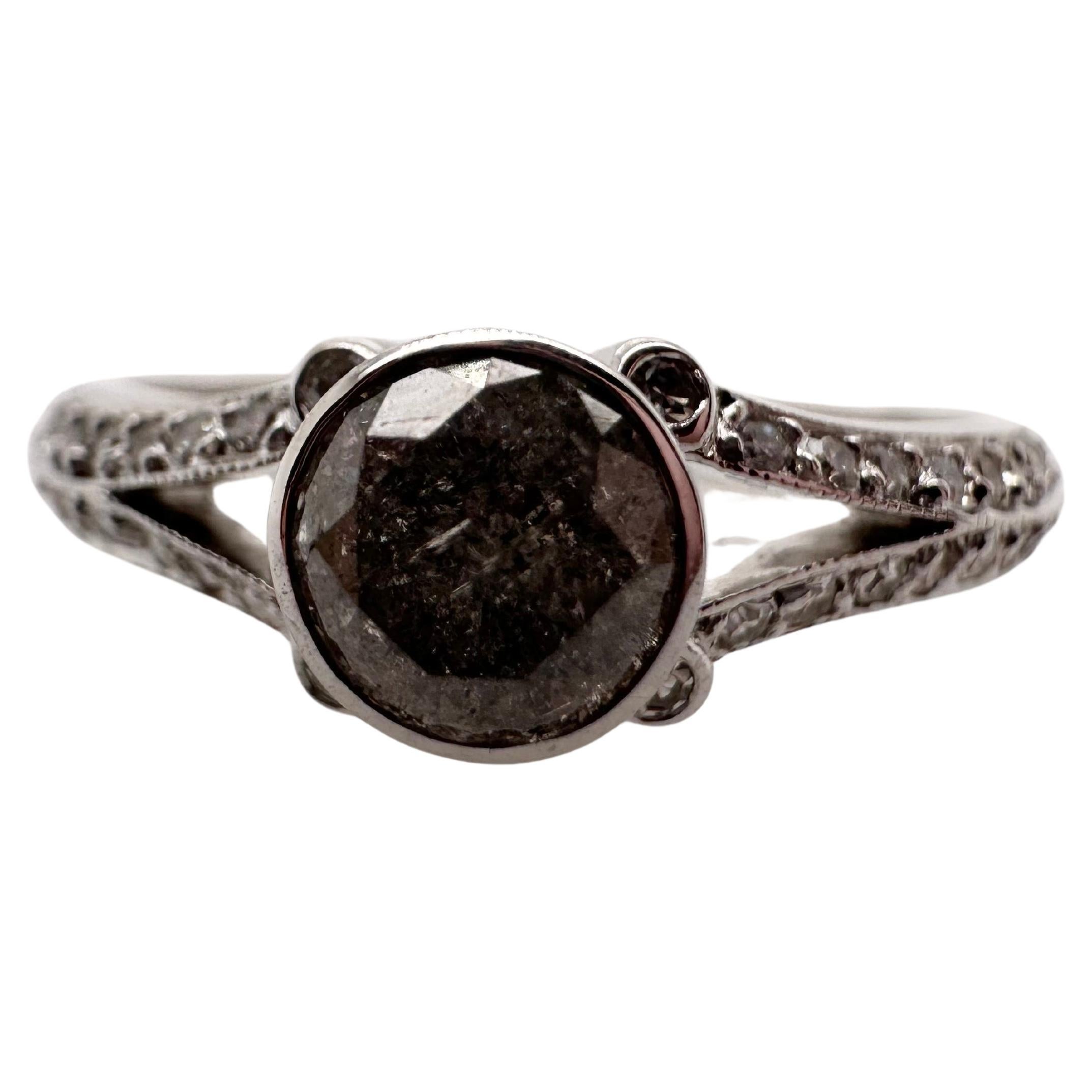 Bague saucière et poivrière en or blanc 18 carats avec diamant gris en vente