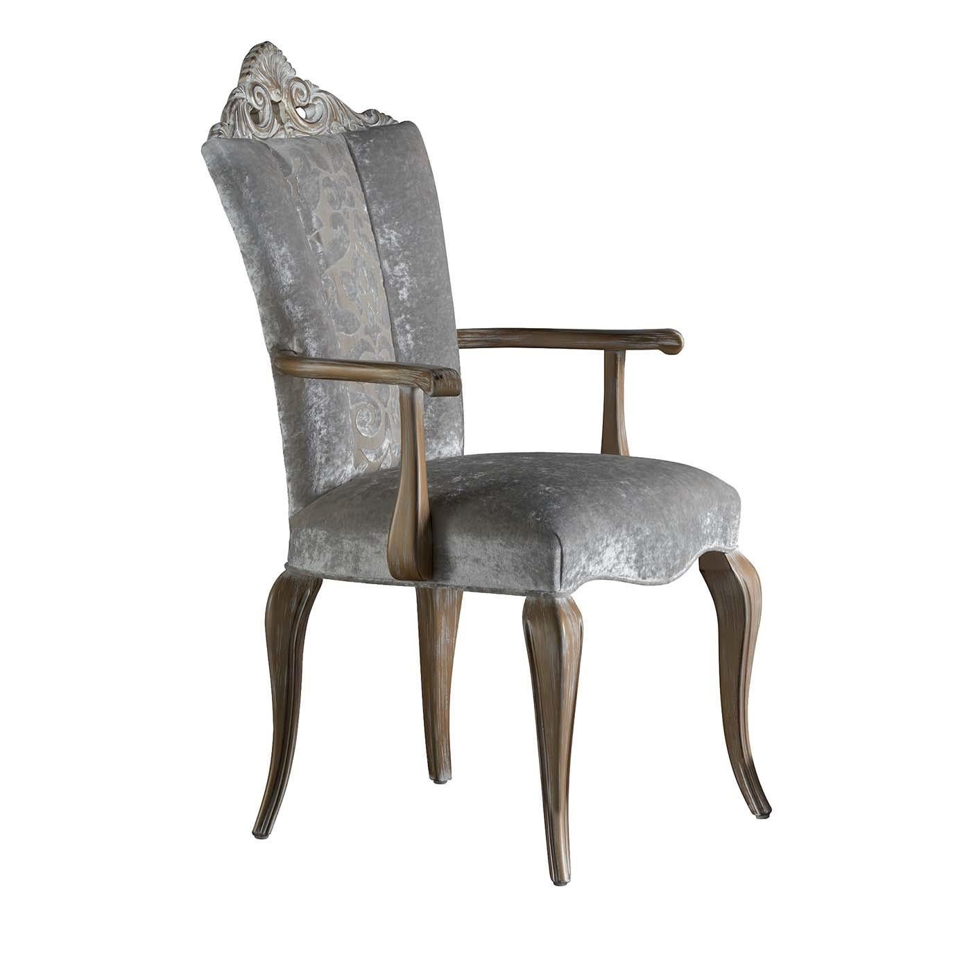 Baroque style dining chair with armrests, rich in sophisticated detail. The ideal addition to the decor of your dining room or living room. The dining chair with armrests has a wooden frame with decapè finish, matching perfectly with the soft and