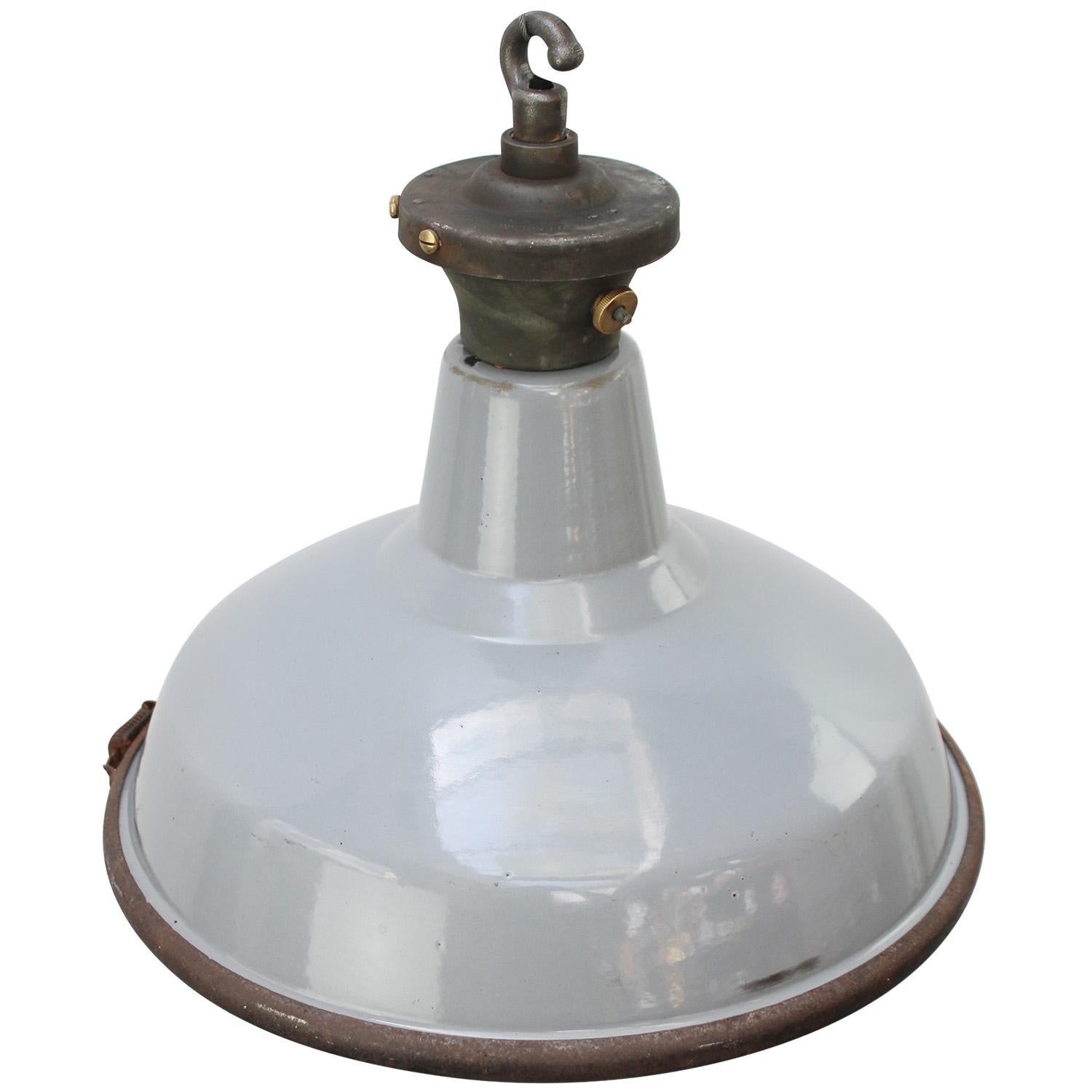 English vintage industrial classic
Gray enamel, white interior and rounded clear glass

Weight: 2.60 kg / 5.7 lb

Priced per individual item. All lamps have been made suitable by international standards for incandescent light bulbs, energy-efficient