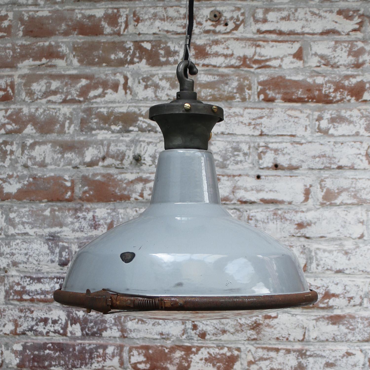 Gray Enamel British Vintage Industrial Clear Rounded Glass Pendant Lights In Good Condition In Amsterdam, NL