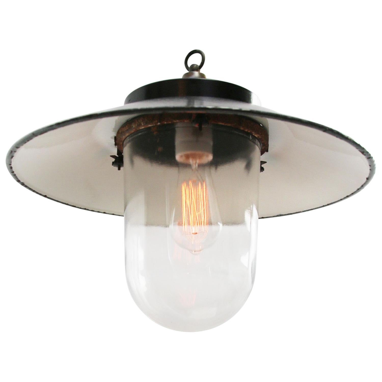 Industrial light.
Grey enamel, white interior.
Bakelite and brass top.
Clear glass.

Weight: 3.20 kg / 7.1 lb

Priced per individual item. All lamps have been made suitable by international standards for incandescent light bulbs, energy-efficient