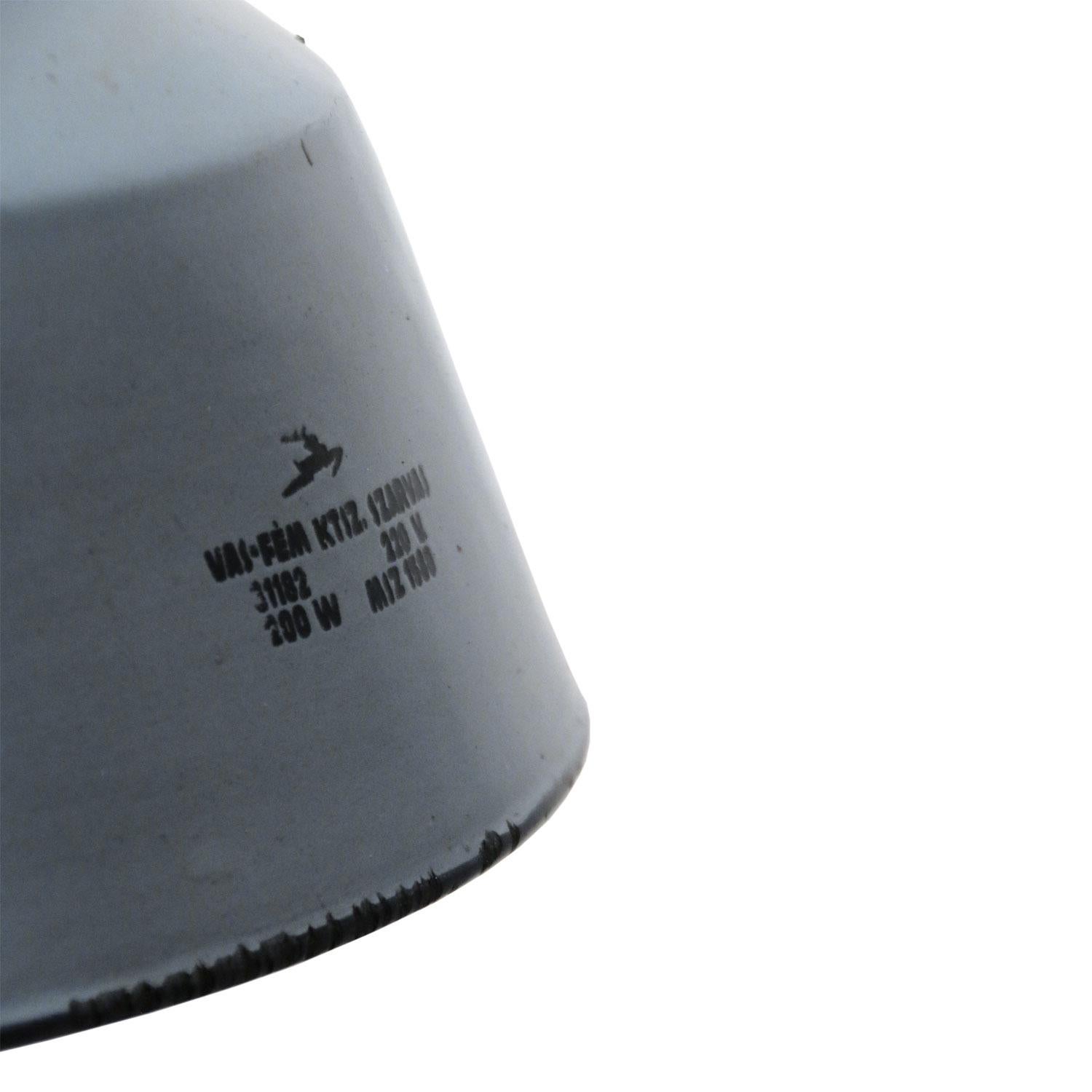 Fabrik-Hängelampe
Graue Emaille weiß innen
Platte aus Gusseisen

Gewicht 5,0 kg / 11 lb

Der Preis gilt für jeden einzelnen Artikel. Alle Lampen sind nach internationalen Normen für Glühbirnen, energieeffiziente und LED-Lampen geeignet.