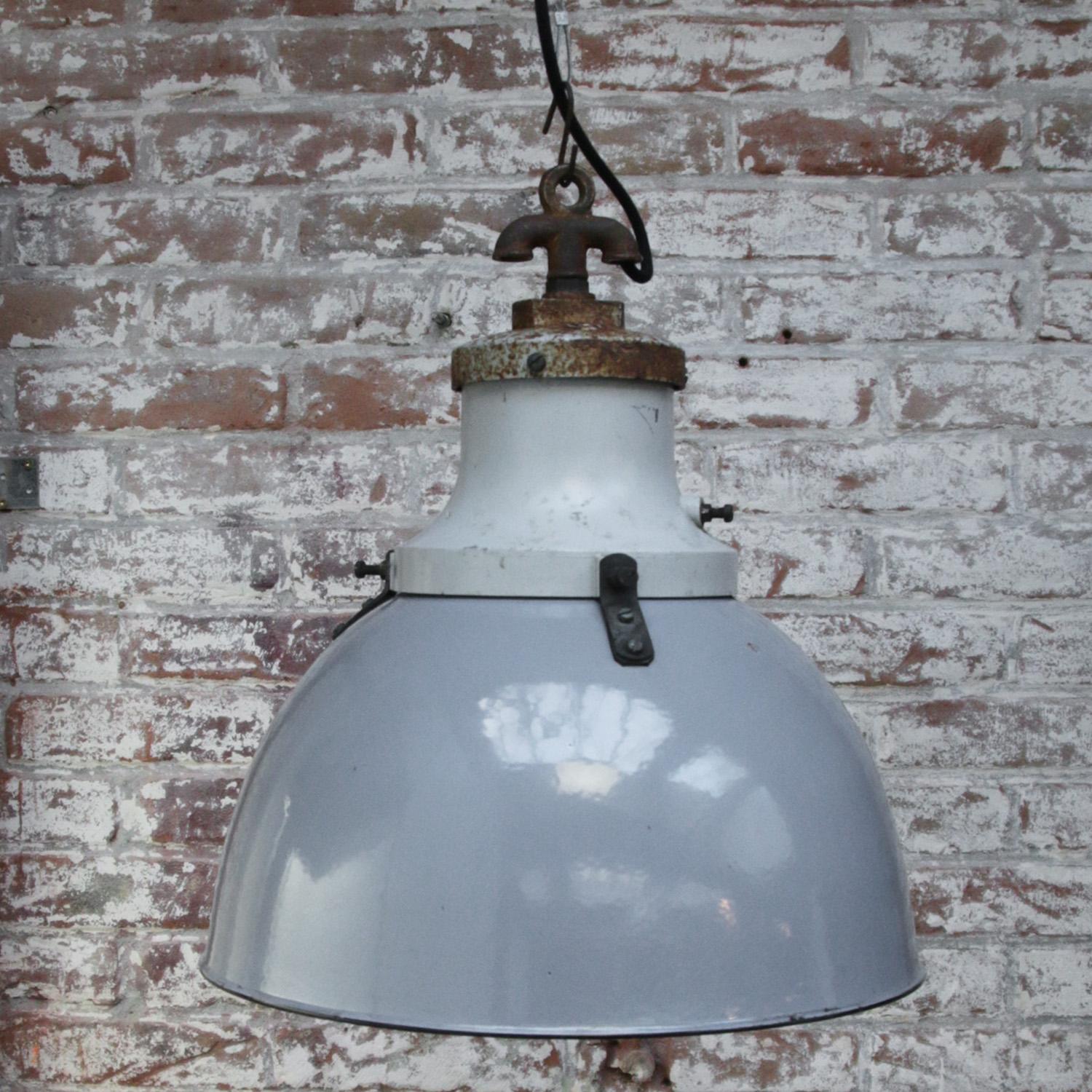 Moulage Lampe à suspension industrielle vintage en fonte émaillée grise d'Industria Rotterdam en vente