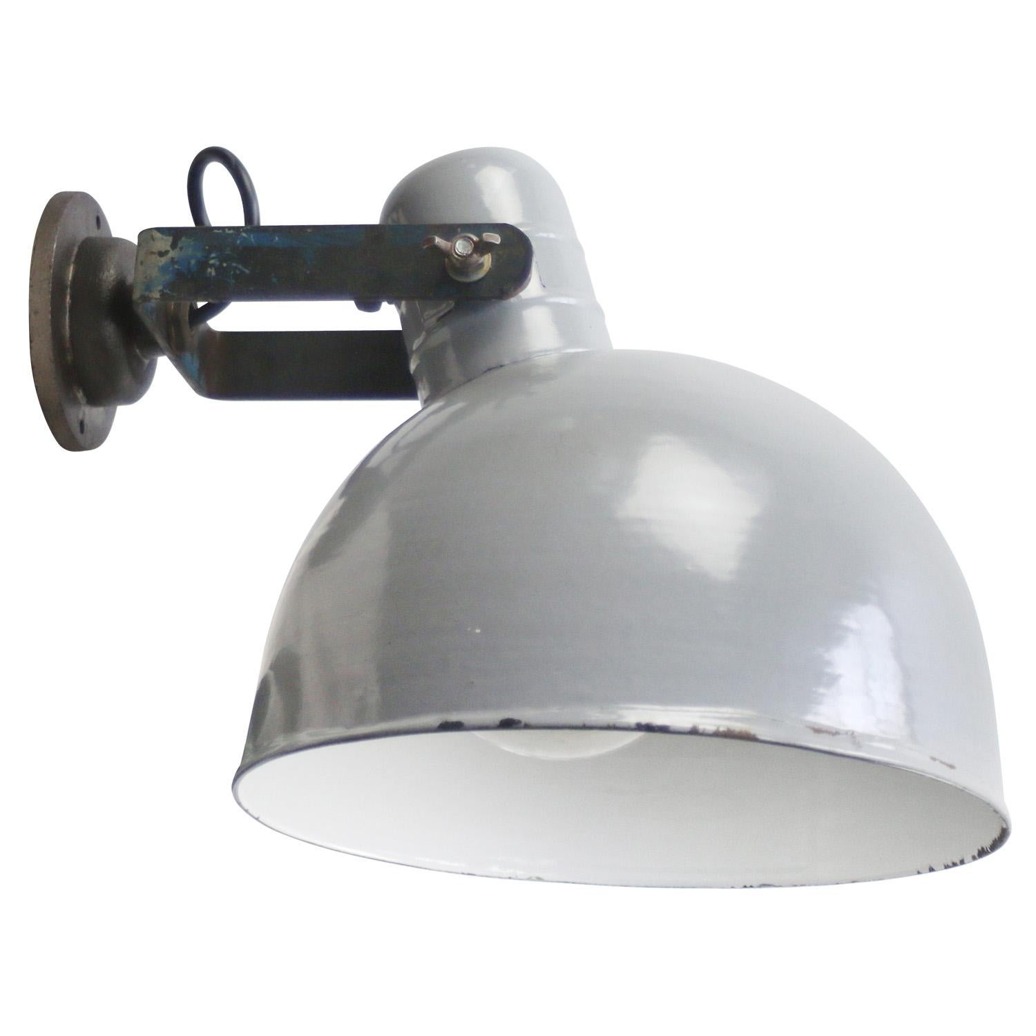 Belgian industrial wall lamp
Grey enamel, white inside
Cast iron arm

Diameter cast iron wall piece: 10.5 cm / 4”,
2 holes to secure

Weight: 2.60 kg / 5.7 lb

Priced per individual item. All lamps have been made suitable by international standards