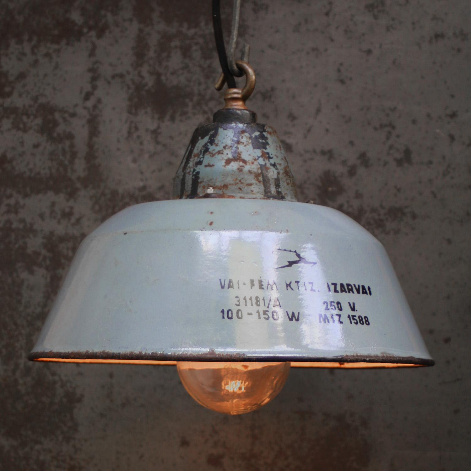 Ciondolo di fabbrica. Smalto grigio, interni bianchi. Piano in ghisa con vetro trasparente.

Peso 3,4 kg / 7,5 lb

Prezzo per singolo articolo. Tutte le lampade sono state rese idonee dagli standard internazionali per le lampadine a incandescenza, a