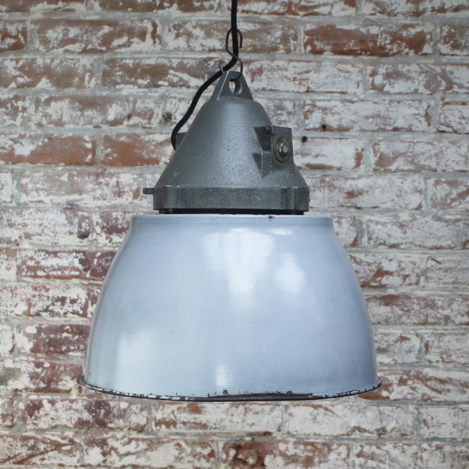 Gray Enamel Vintage Industrial Clear Glass Pendant Light In Good Condition For Sale In Amsterdam, NL