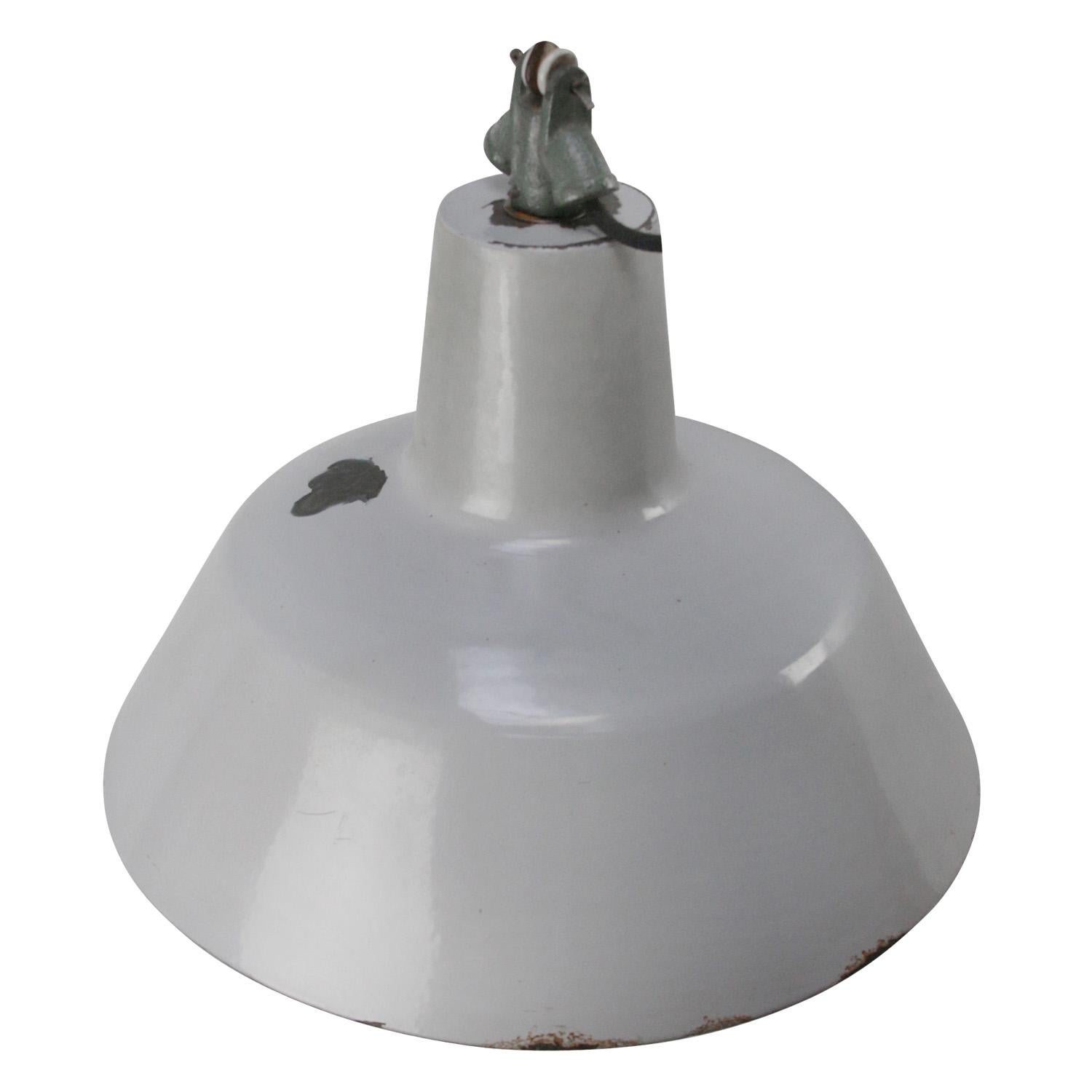 Lampada a sospensione industriale realizzata da Philips, Olanda.
Interno grigio smaltato bianco.

Peso: 1,9 kg / 4,2 lb

Prezzo per singolo articolo. Tutte le lampade sono state rese idonee dagli standard internazionali per le lampadine a