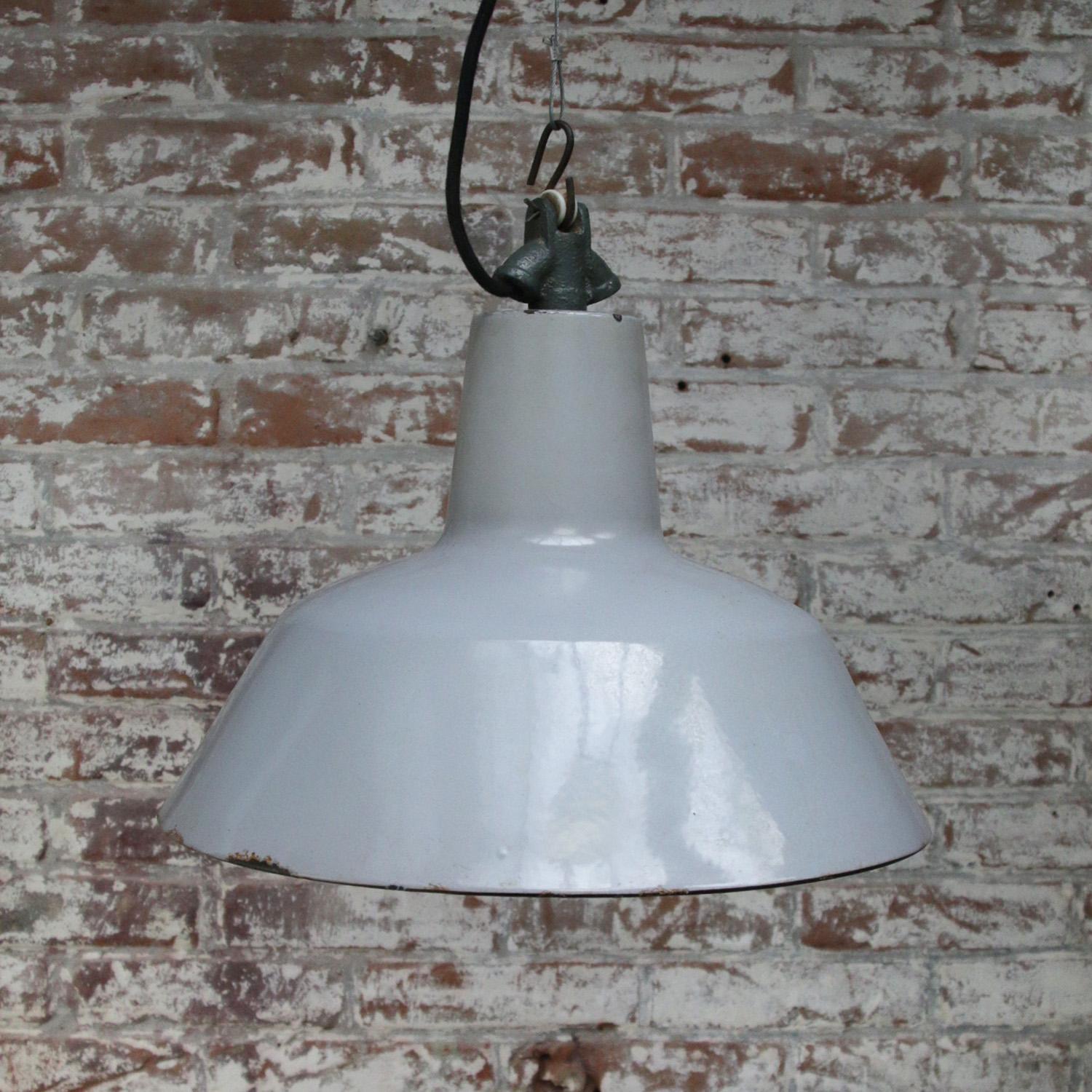 Néerlandais Lampe à suspension industrielle vintage en émail gris par Philips, Hollande en vente