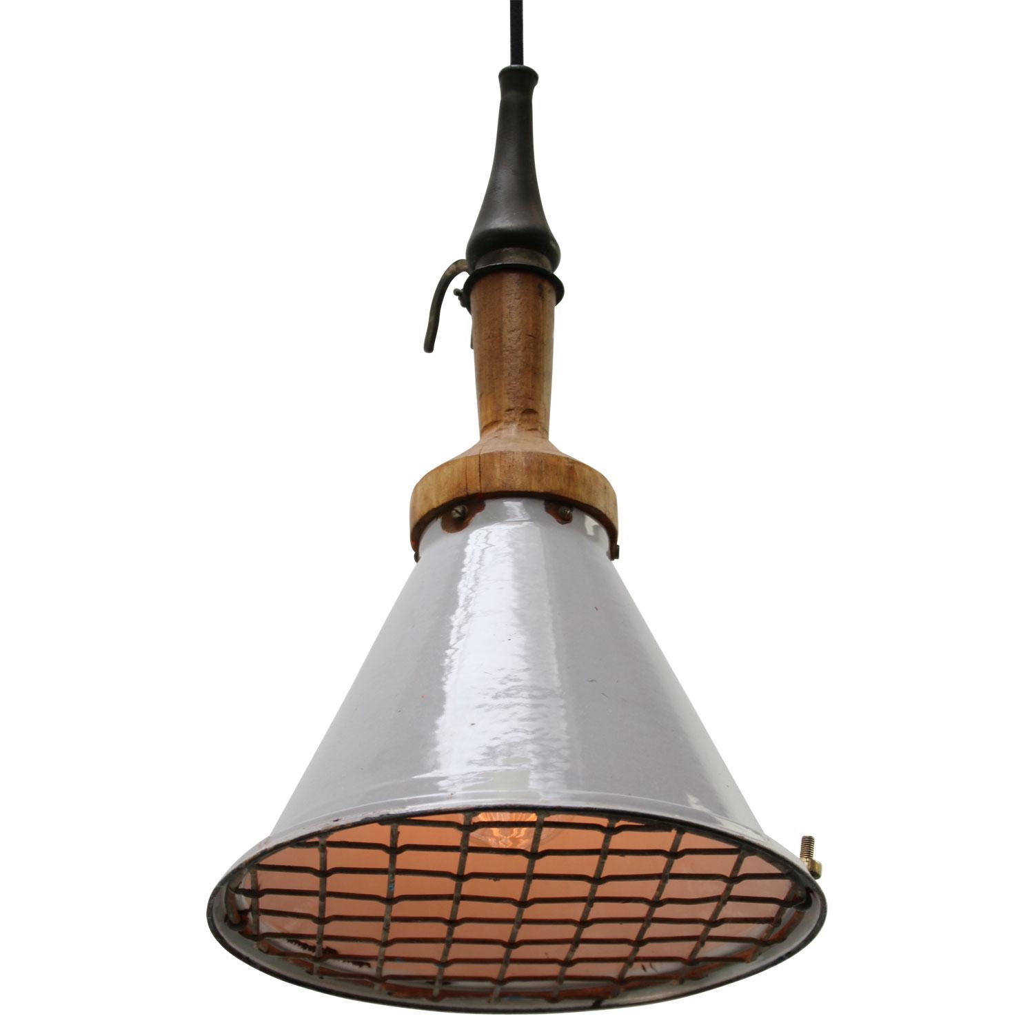 Work light by Industria Rotterdam.
Gray enamel shade with wooden handle
2 meter black cotton wire

Weight: 1.40 kg / 3.1 lb

Priced per individual item. All lamps have been made suitable by international standards for incandescent light bulbs,