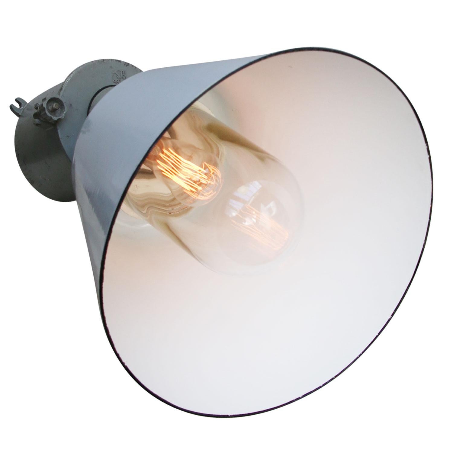 large industrial wall light by ELBO
grey enamel, cast aluminium wall mount, clear glass

Weight: 4.20 kg / 9.3 lb

Priced per individual item. All lamps have been made suitable by international standards for incandescent light bulbs,