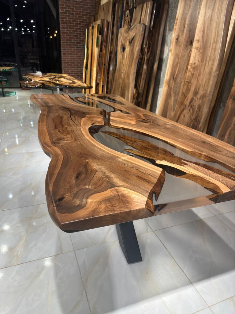 Brossé Table fluviale de cuisine en résine époxy grise et noyer en vente