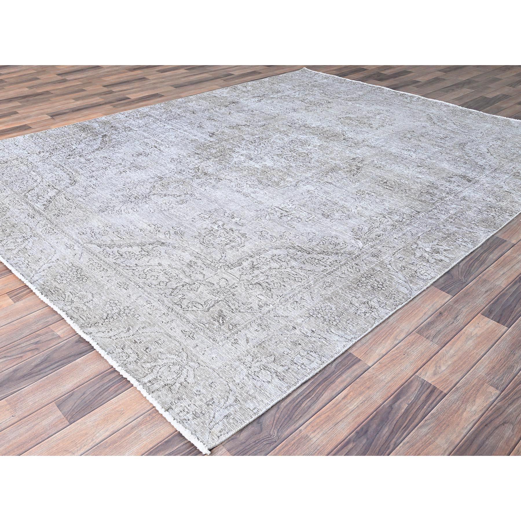Gray Evenly Worn Old Persian Tabriz White Wash Clean Hand Knotted Soft Wool Rug In Excellent Condition For Sale In Carlstadt, NJ