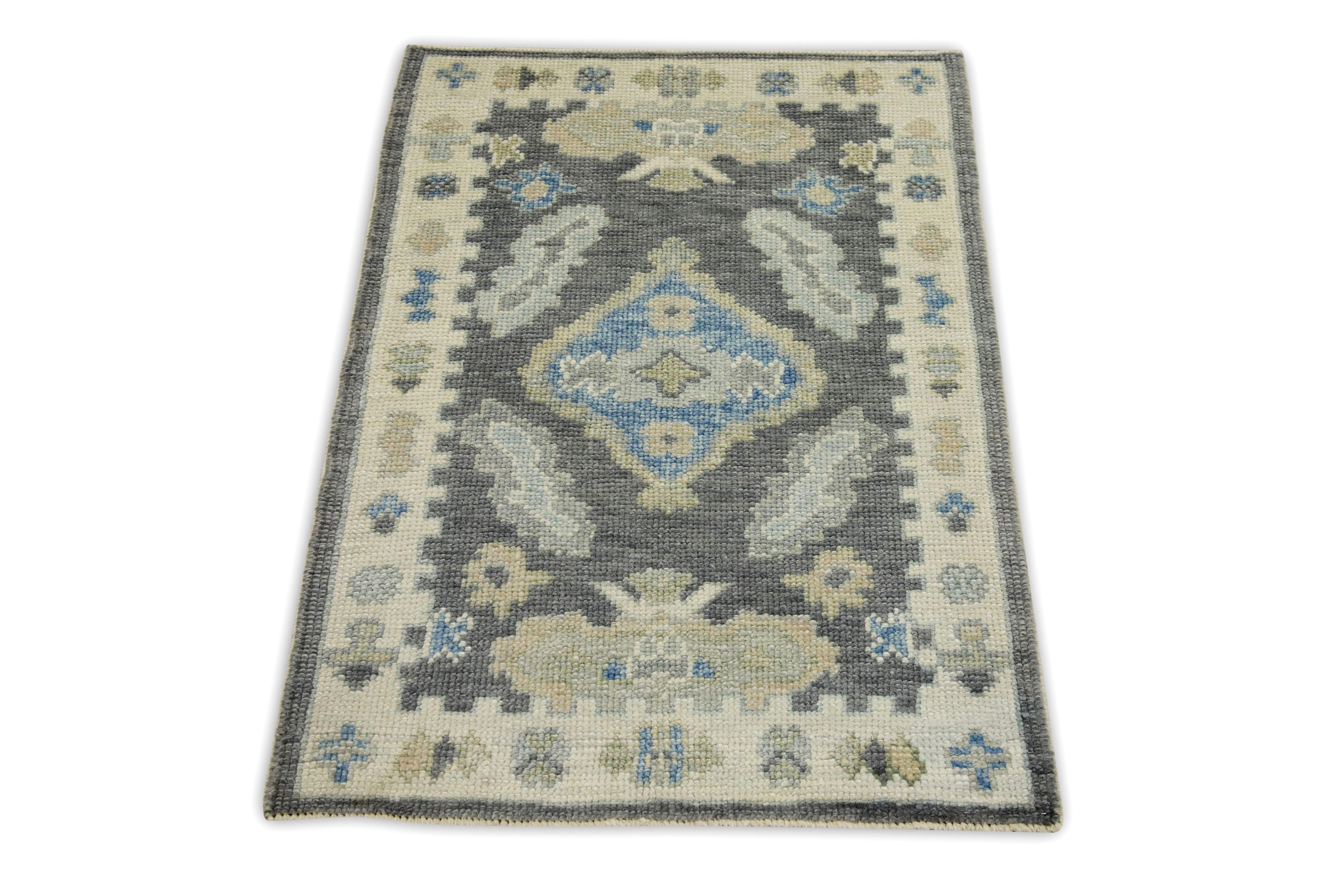 Gray Floral Design Handwoven Wool Turkish Oushak Rug In New Condition For Sale In Houston, TX