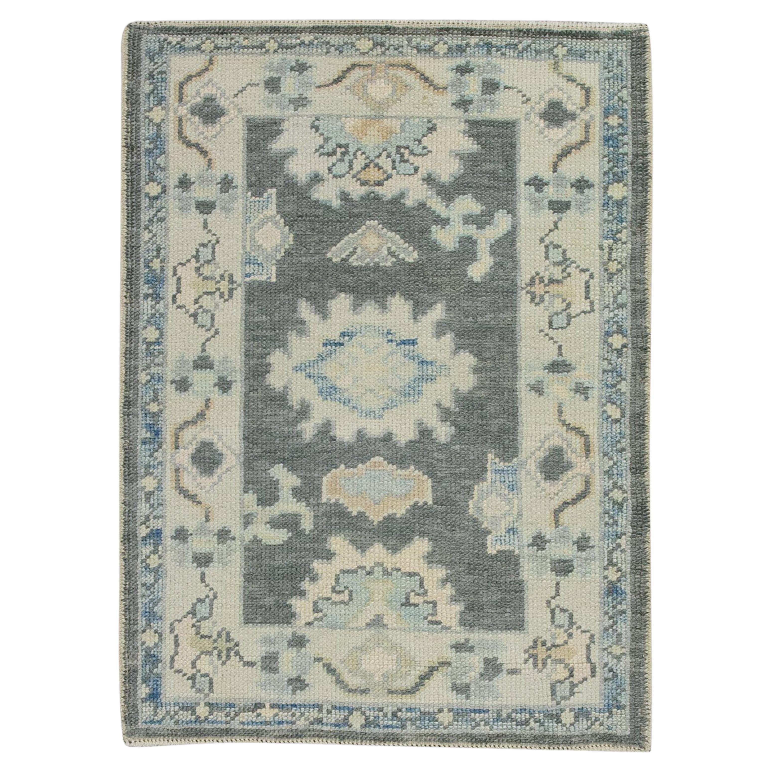 Türkischer Oushak-Teppich aus handgewebter Wolle mit grauem Blumenmuster 2'3" x 3'
