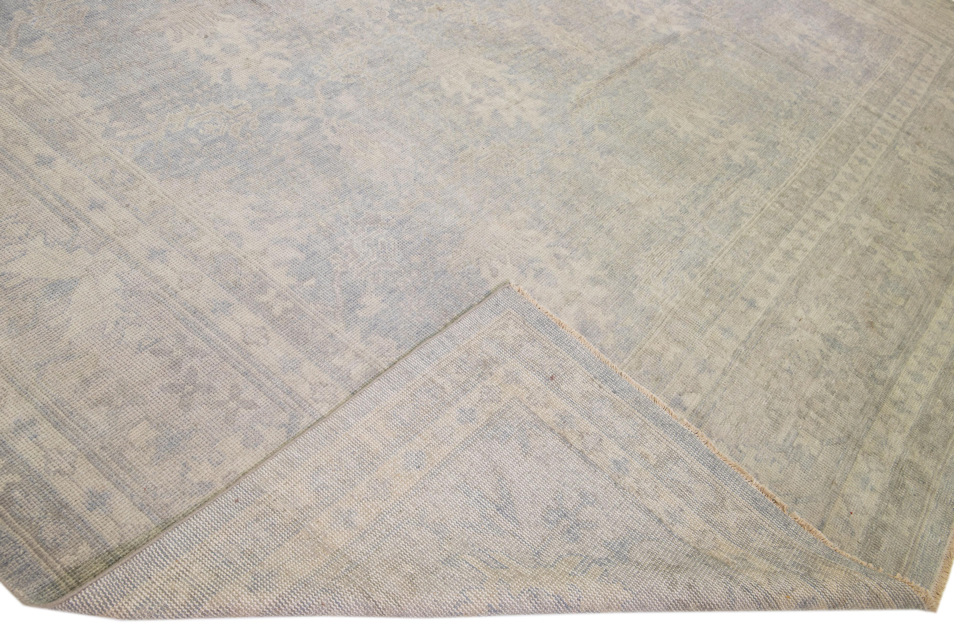 Beautiful modern Oushak hand-knotted wool rug with a light gray color field. This Piece has beige accent colors in a gorgeous all-over pattern design.

This rug measures: 15'9