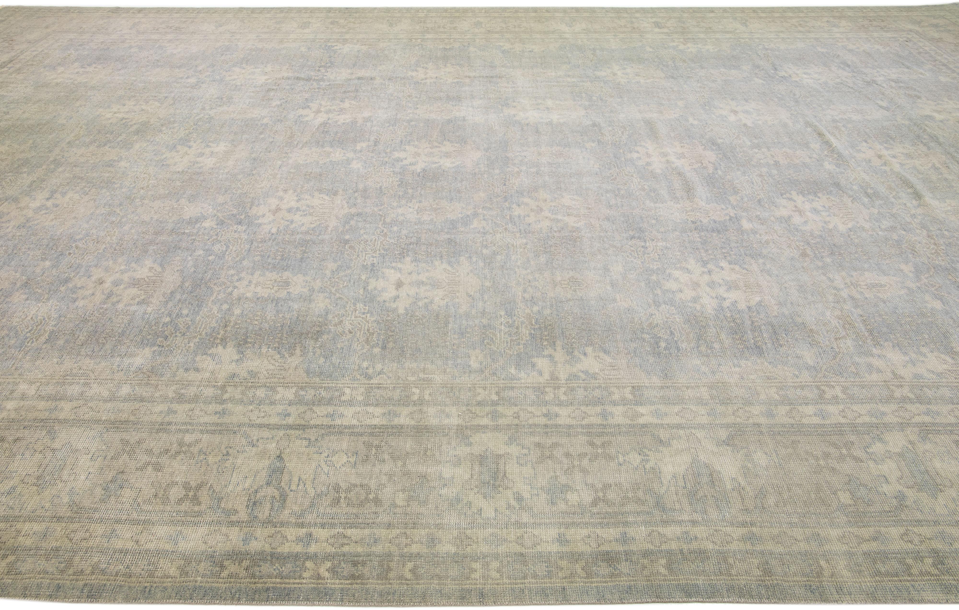 Tapis en laine gris à fleurs moderne de style Oushak fait à la main Neuf - En vente à Norwalk, CT