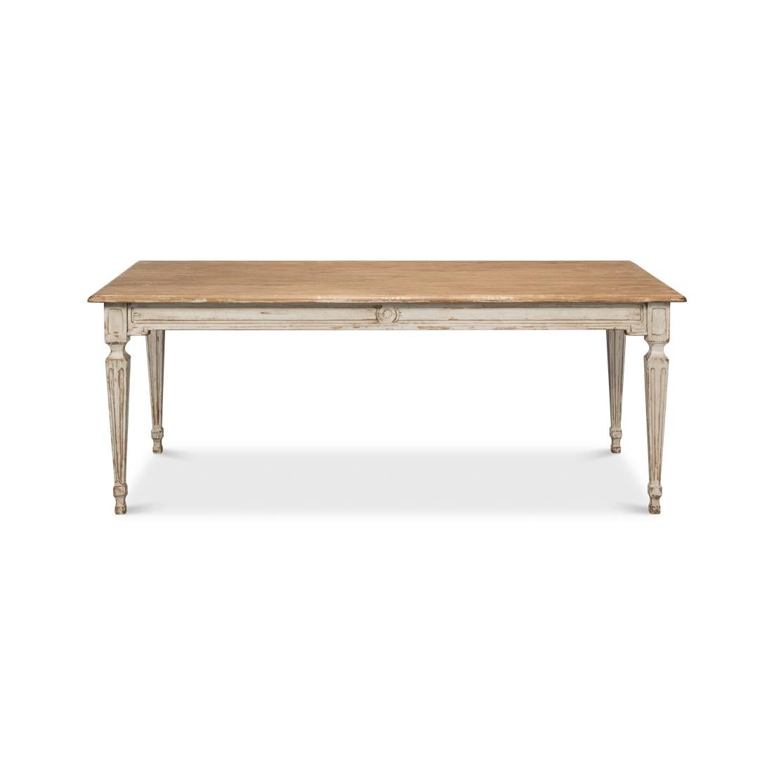 La table dégage un charme raffiné avec ses lignes classiques et sa finition vieillie bien aimée. Le plateau en bois naturel est patiné par les intempéries, alliant harmonieusement chaleur rustique et savoir-faire sophistiqué. Une base peinte en gris