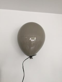 Scultura di palloncini in ceramica grigia lucida fatta a mano per parete, soffitto
