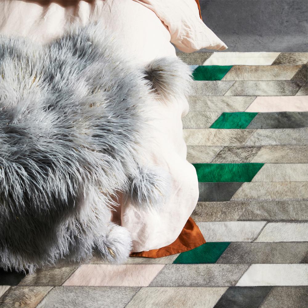 Pakistano Grigio Verde Blu e Rosa Chiaro Personalizzabile Astila Runner in pelle di mucca Emerald Medium in vendita