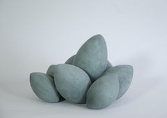 Scultura composita a forma di baccello in ceramica grigio/verde