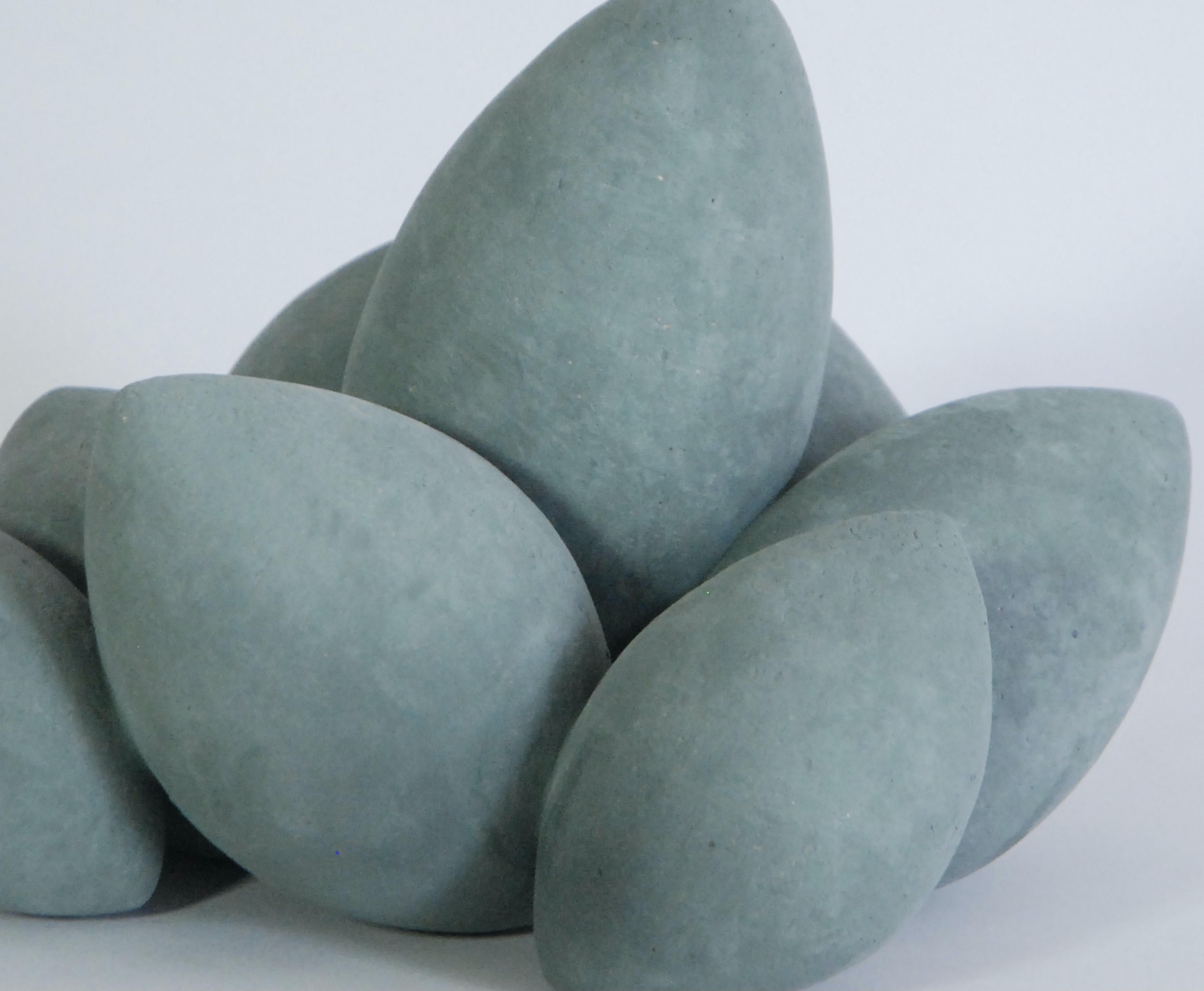 Fait main Sculpture composite Pod en céramique grise/vert en vente