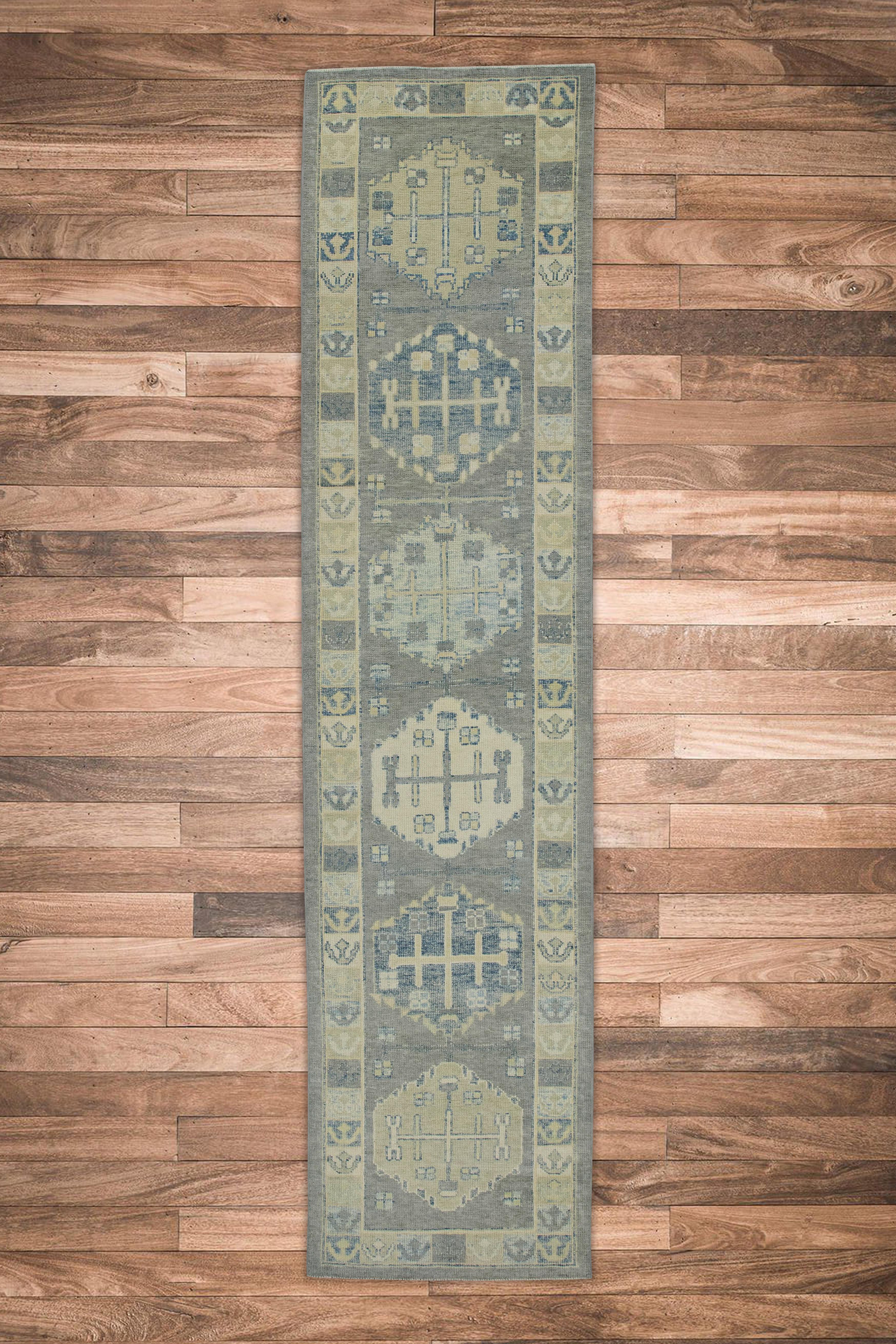 XXI secolo e contemporaneo Greene & Greene Design Geometrico Tessuto a mano in lana turca Oushak Runner 2'11