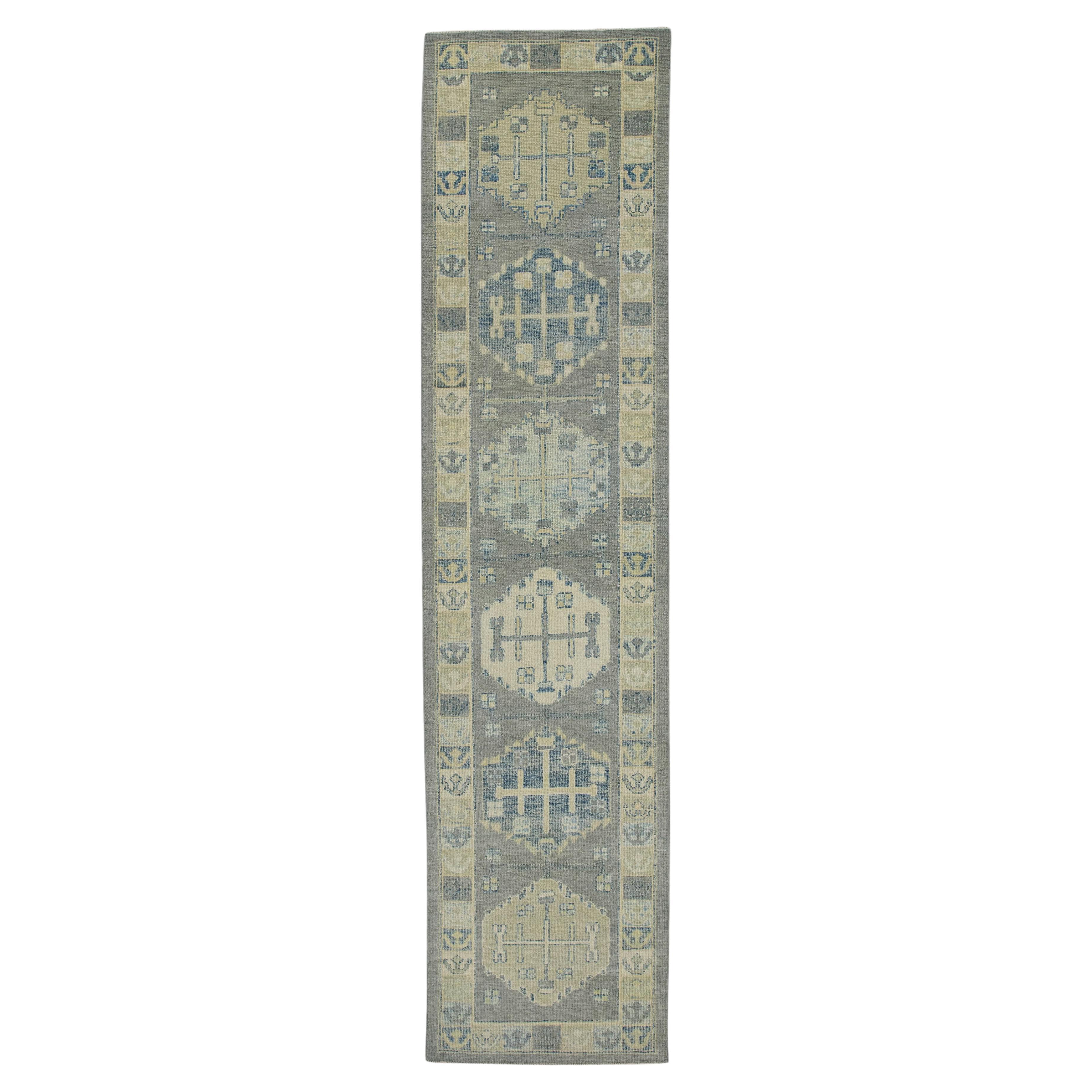 Greene & Greene Design Geometrico Tessuto a mano in lana turca Oushak Runner 2'11" x 12'4" in vendita