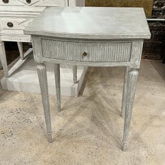 Table d'appoint gustavienne grise