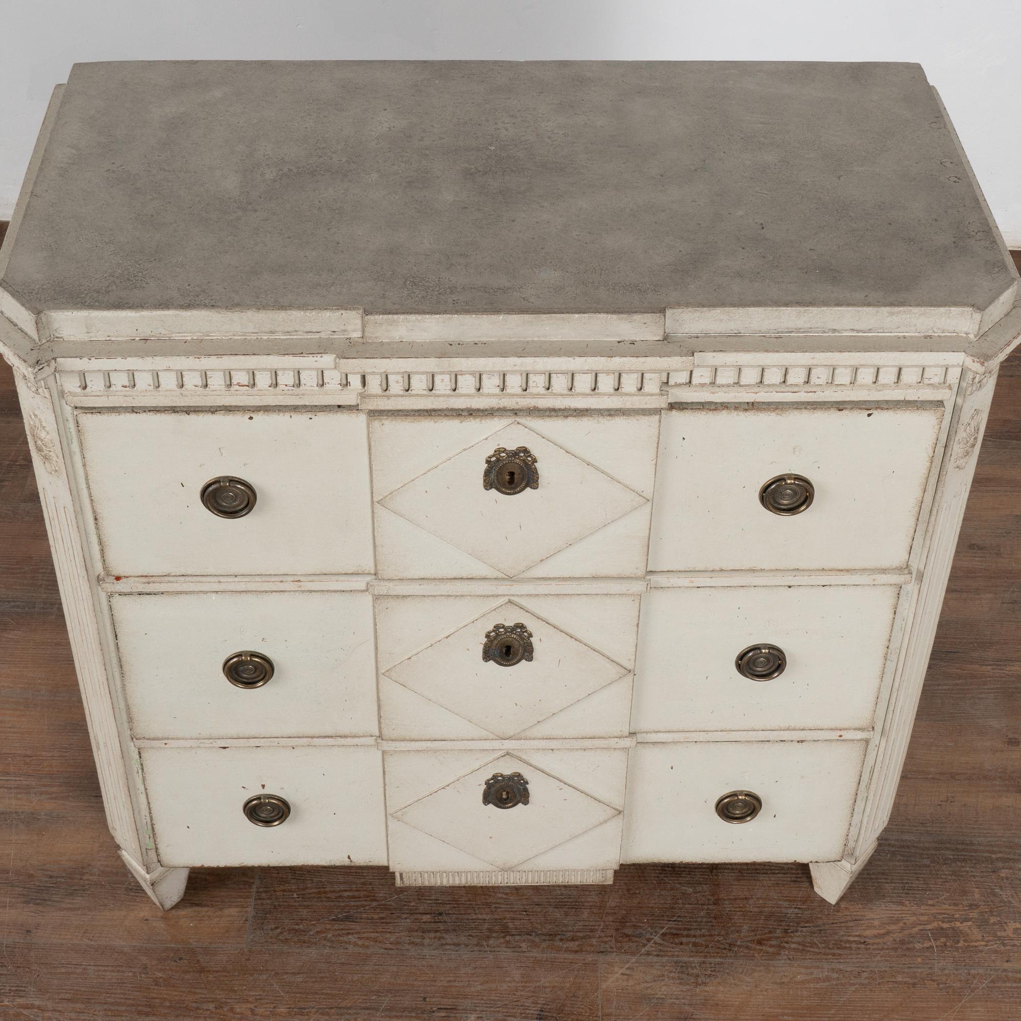 Cassettiera gustaviana svedese grigia, 1840-60 circa In condizioni buone in vendita a Round Top, TX