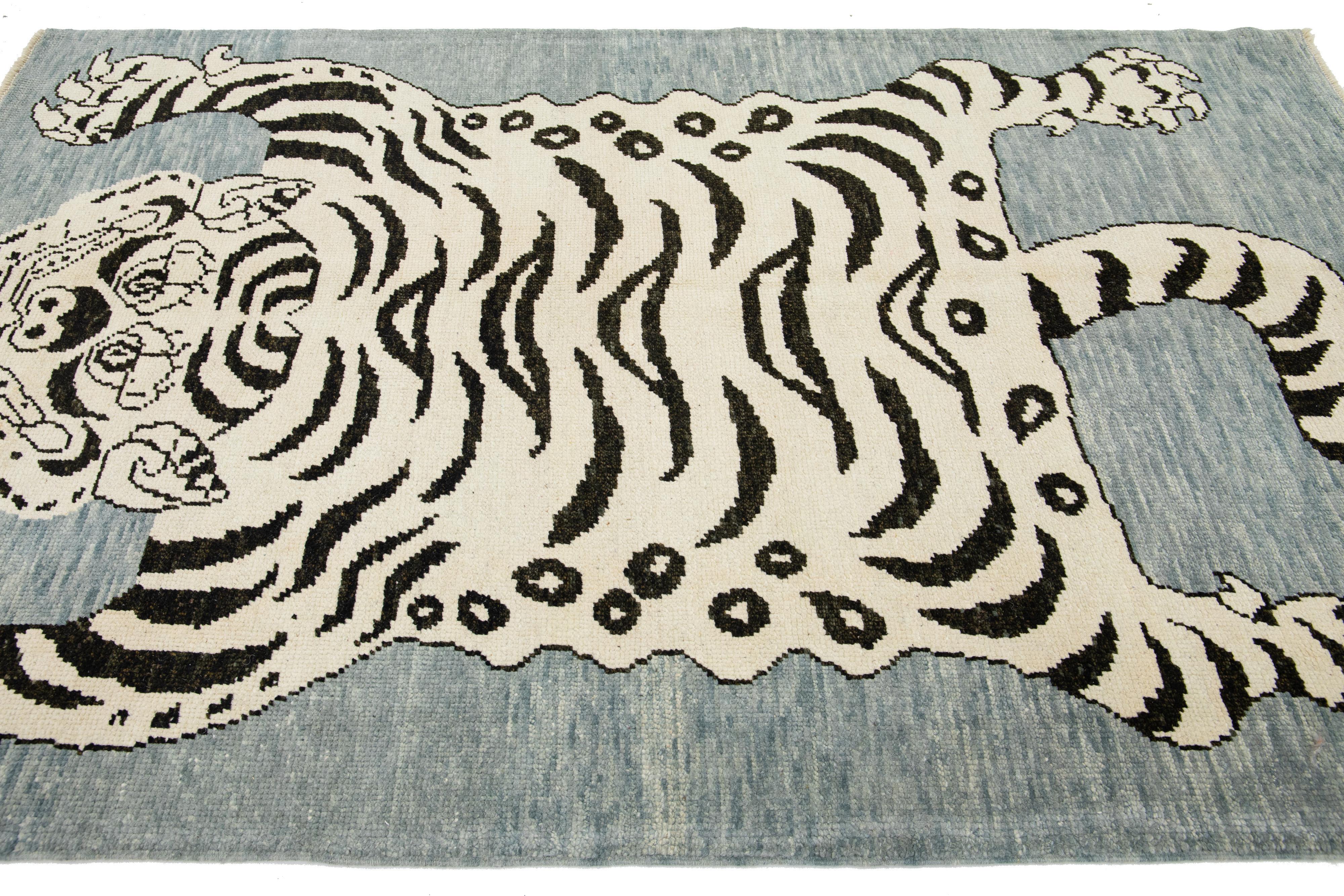Gray Hand Knotted Contemporary Wool Rug with a Tiger Design In New Condition For Sale In Norwalk, CT