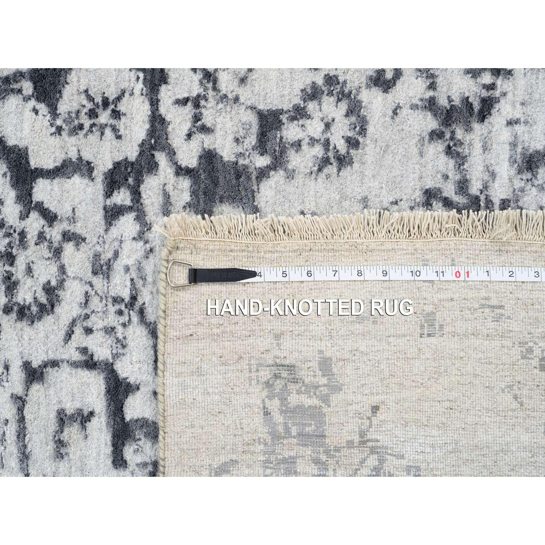 Tappeto orientale in lana e seta grigio annodato a mano dal design persiano 14'2