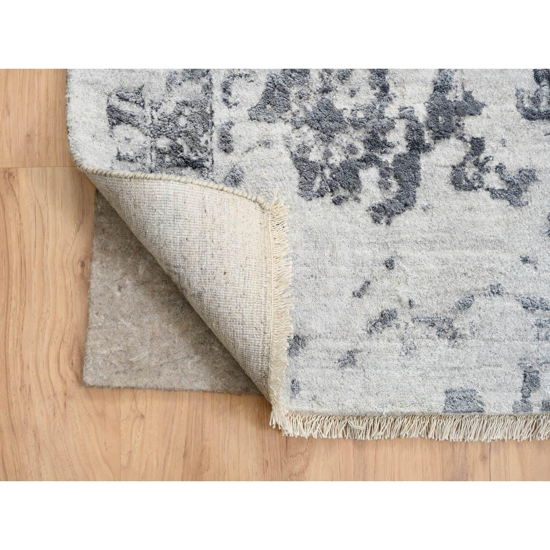 Annodato a mano Tappeto orientale in lana e seta grigio annodato a mano dal design persiano 14'2