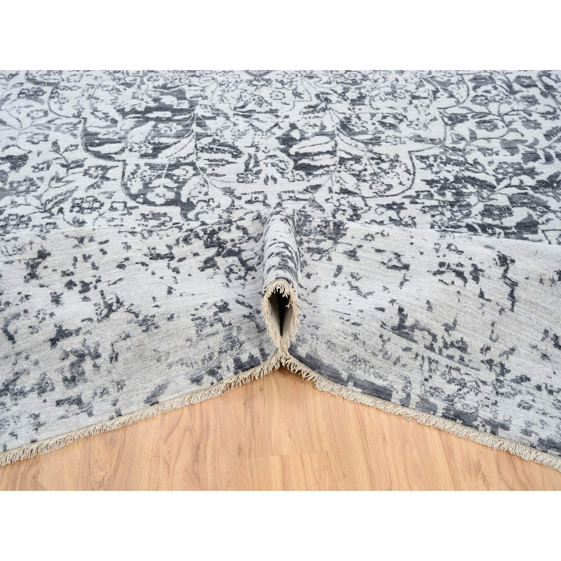 Tappeto orientale in lana e seta grigio annodato a mano dal design persiano 14'2