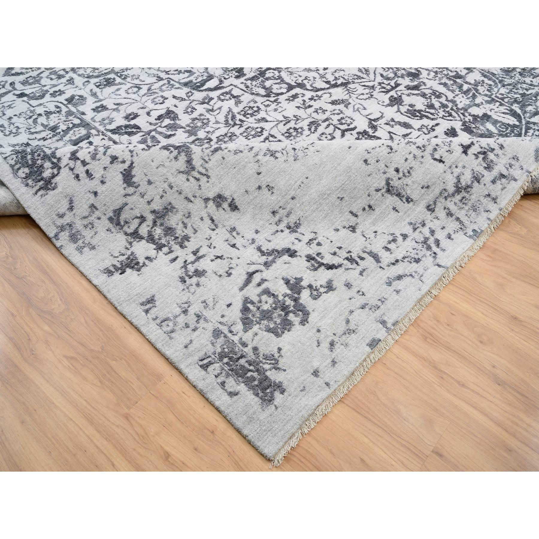 XXI secolo e contemporaneo Tappeto orientale in lana e seta grigio annodato a mano dal design persiano 14'2