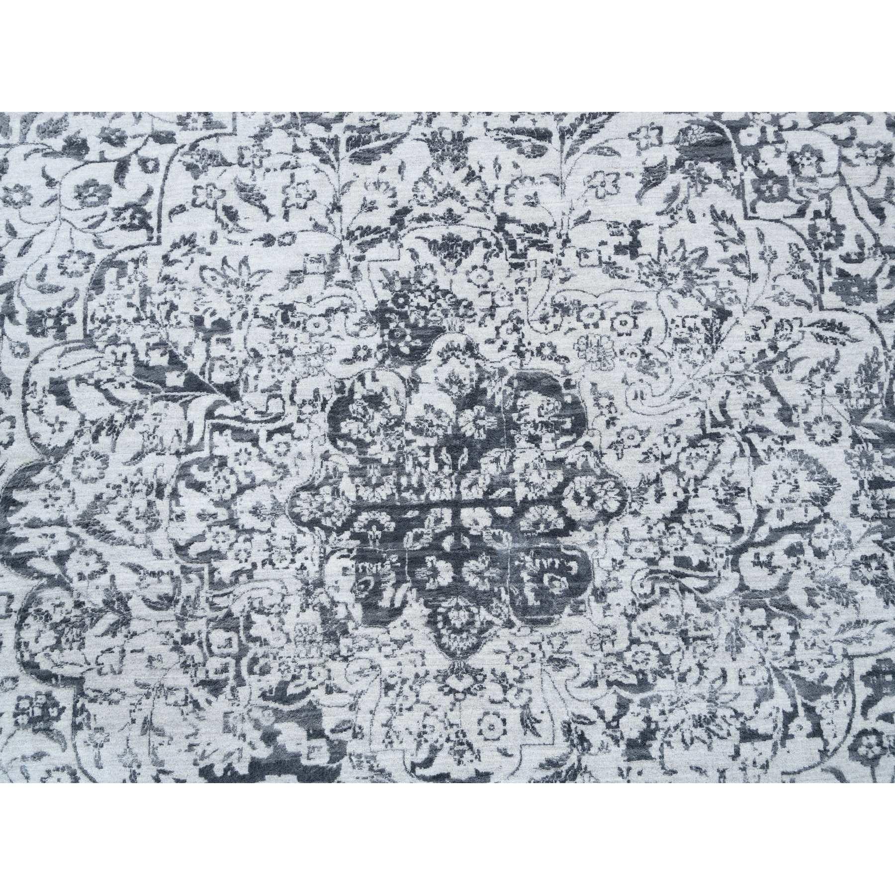 Tappeto orientale in lana e seta grigio annodato a mano dal design persiano 14'2