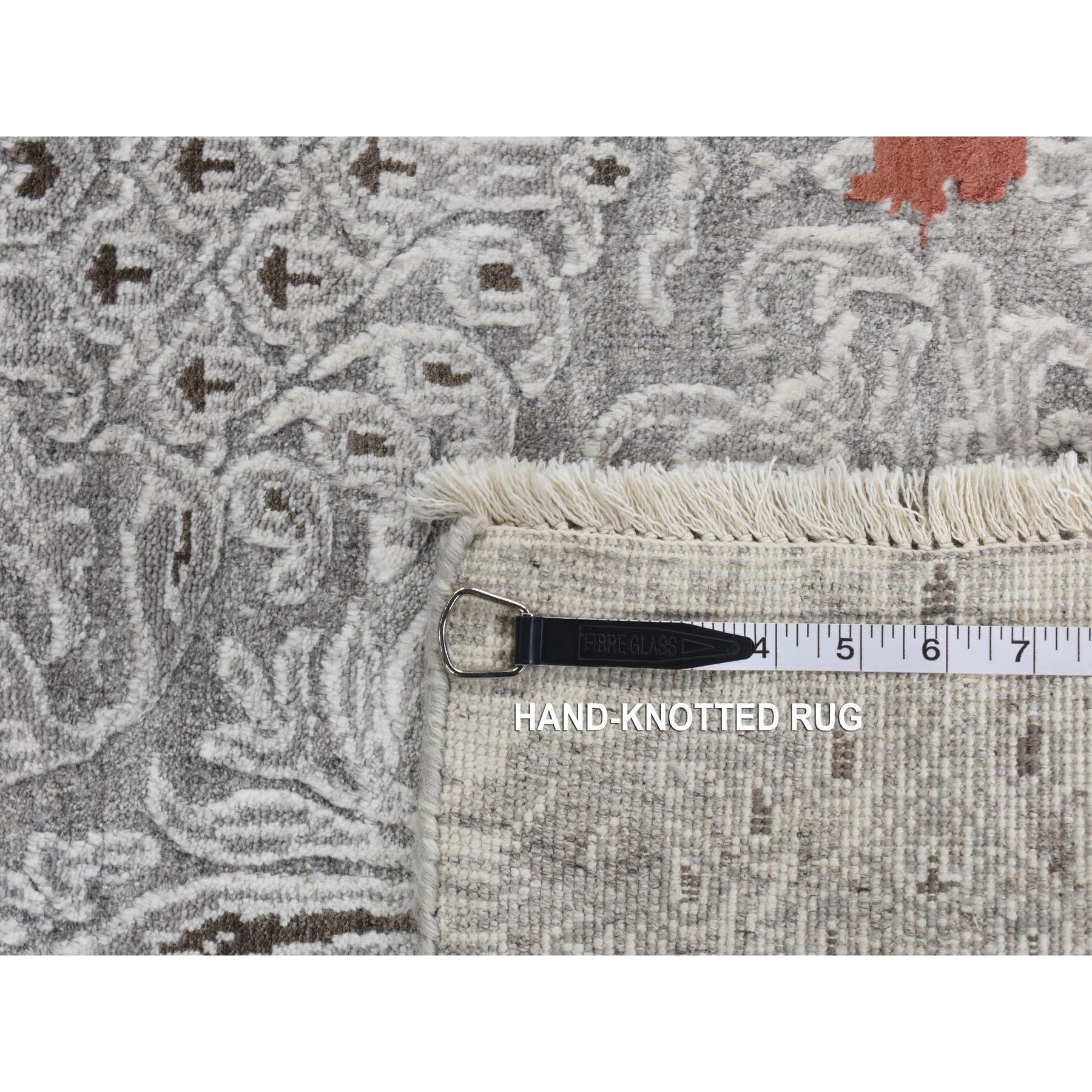 Tapis oriental noué à la main, gris, au design brossé et effacé moderne, en laine et soie en vente 3