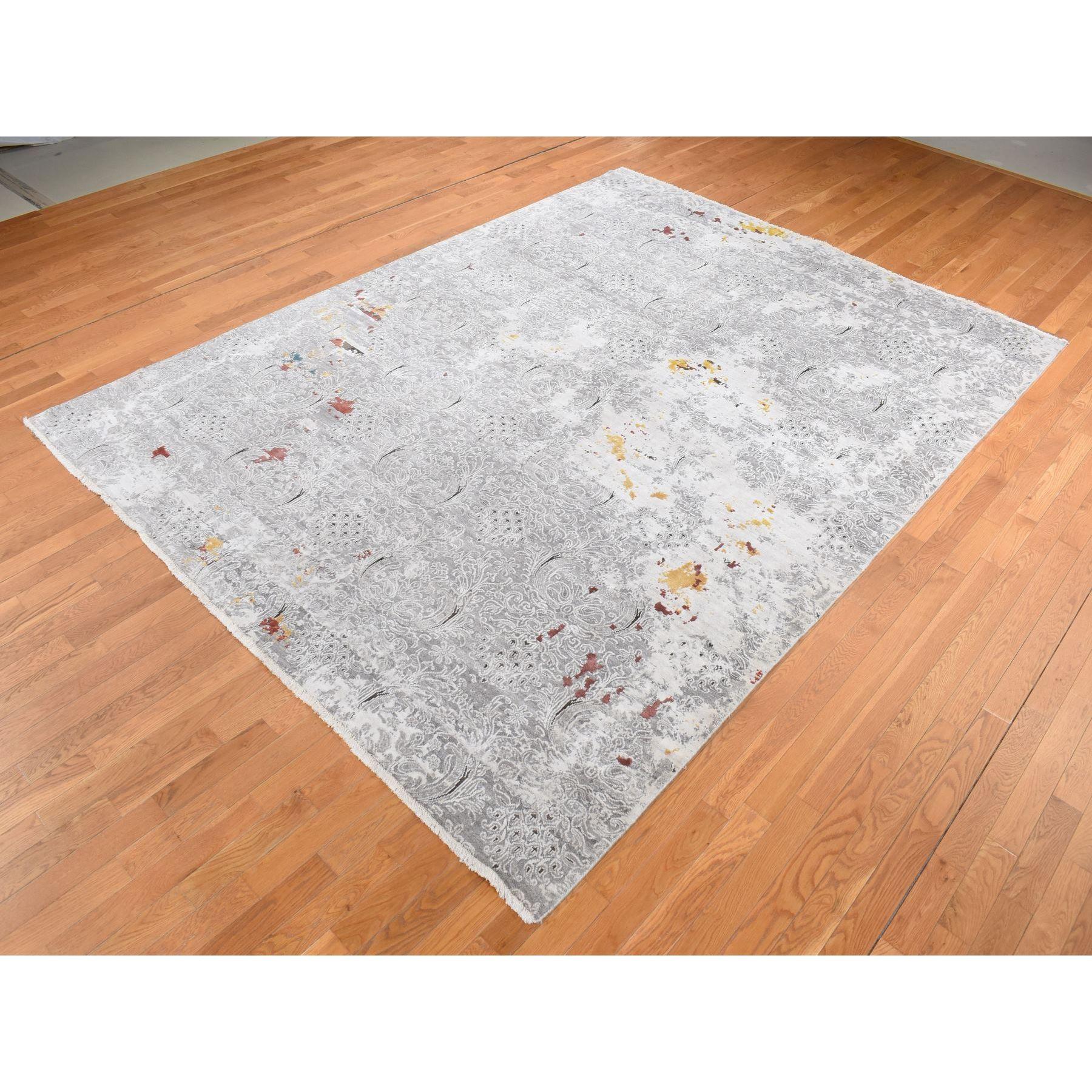 Moderne Tapis oriental noué à la main, gris, au design brossé et effacé moderne, en laine et soie en vente