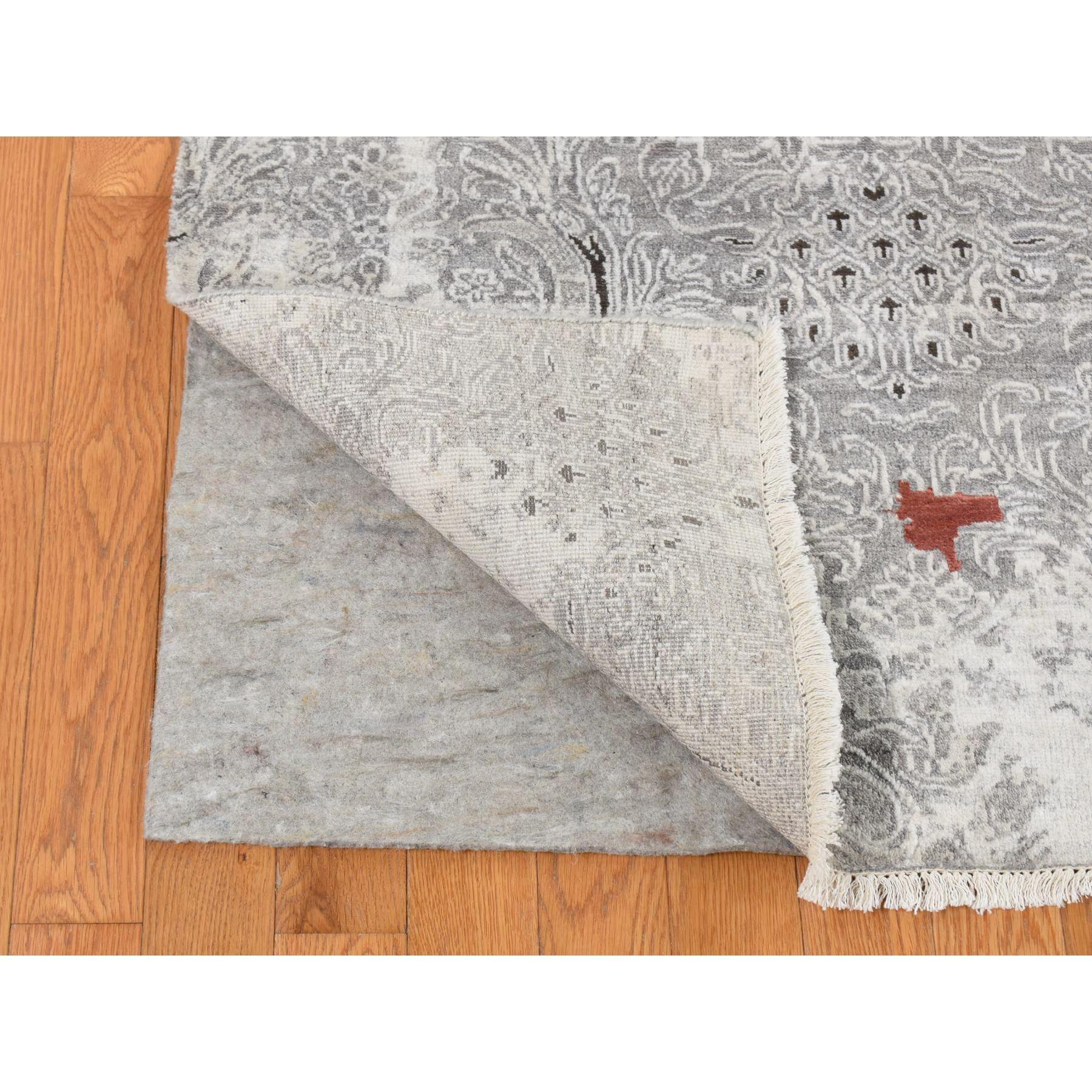 Indien Tapis oriental noué à la main, gris, au design brossé et effacé moderne, en laine et soie en vente