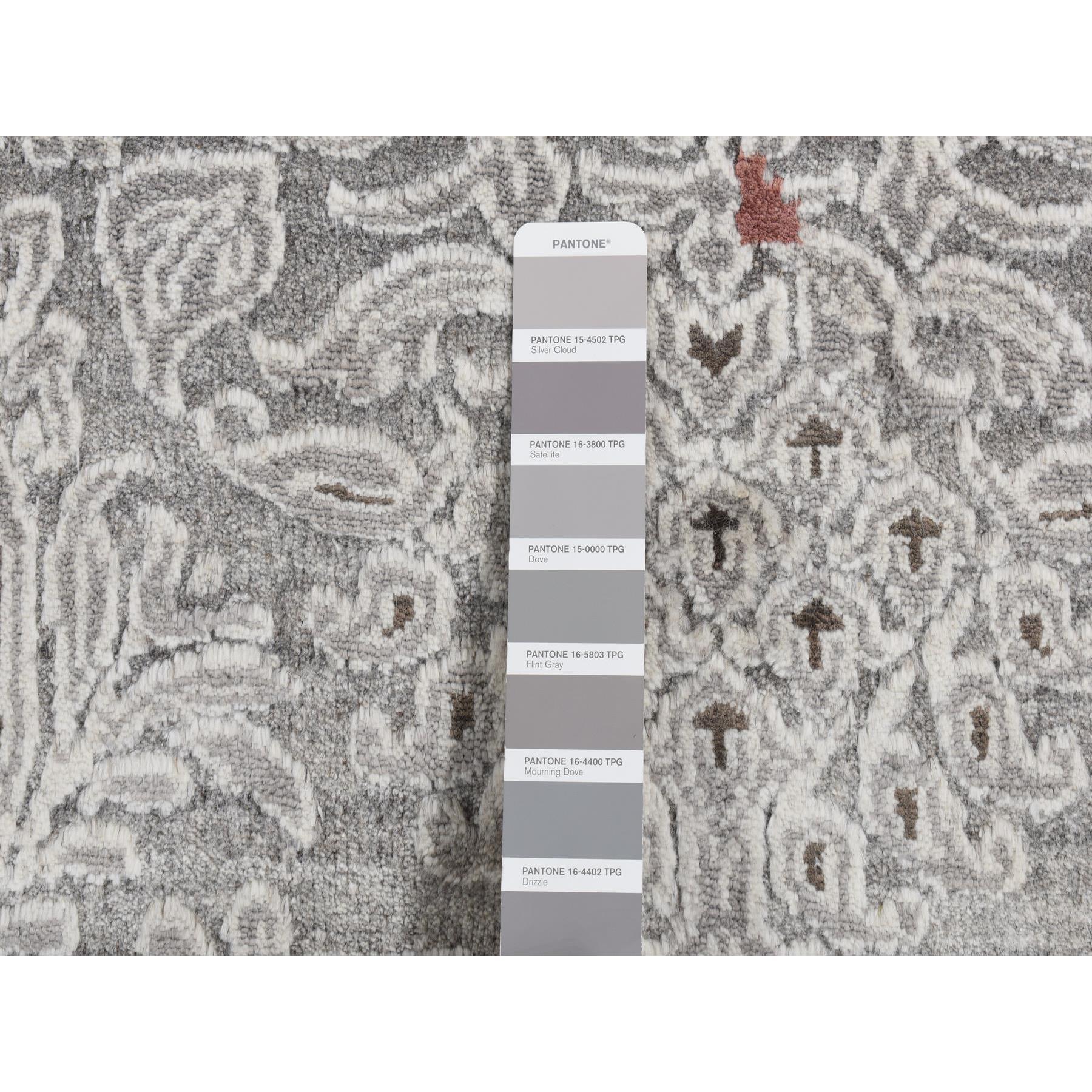 XXIe siècle et contemporain Tapis oriental noué à la main, gris, au design brossé et effacé moderne, en laine et soie en vente