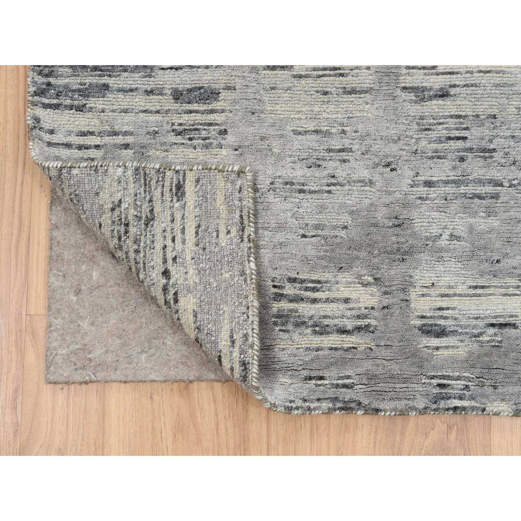 Grauer handgeknüpfter moderner Läufer aus natürlicher Wolle XL in Grau mit gerafftem Design 2'6