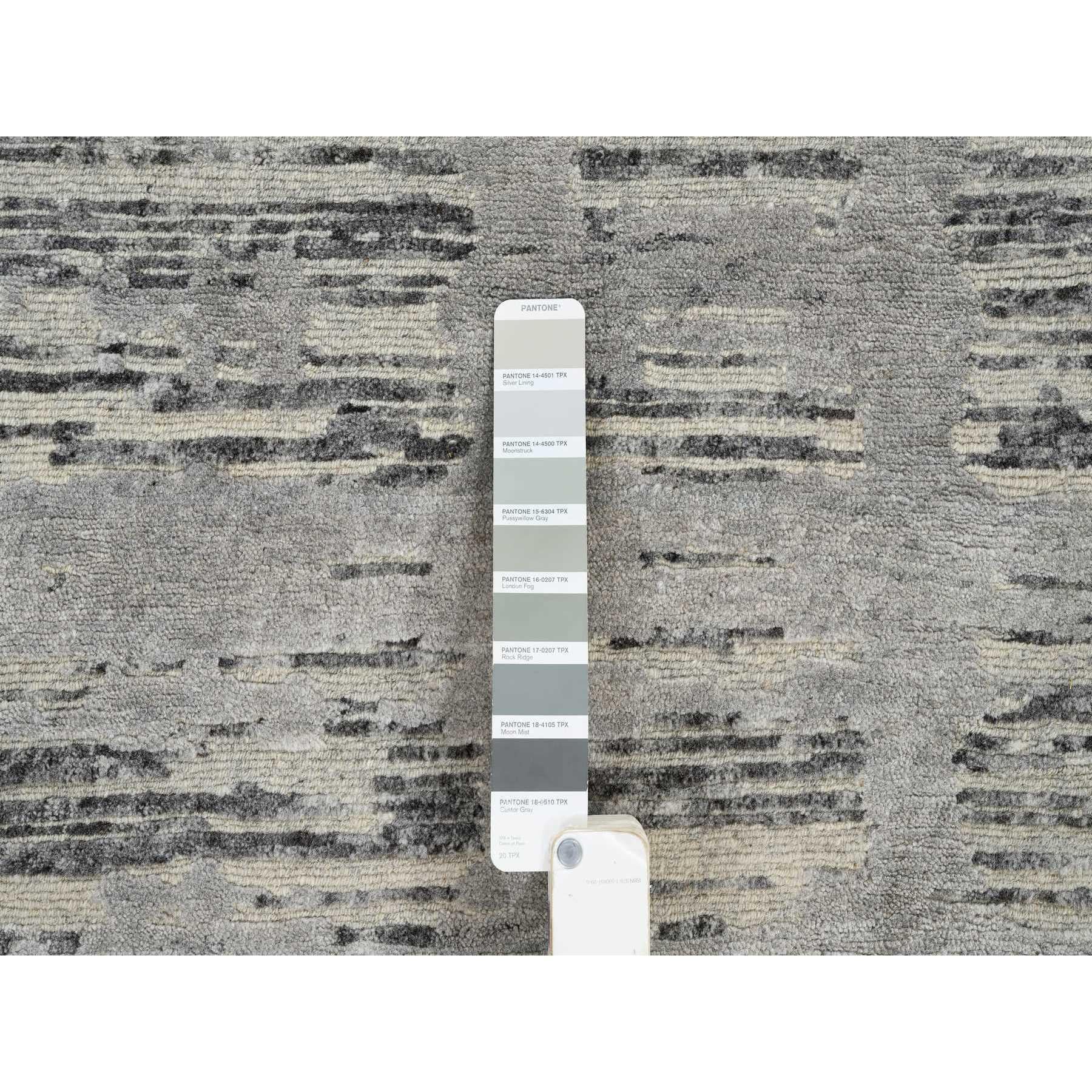 Grauer handgeknüpfter moderner Läufer aus natürlicher Wolle XL in Grau mit gerafftem Design 2'6
